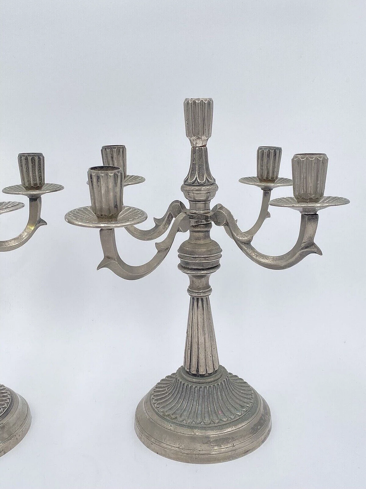 Coppia di candelabri placcati in argento 800, anni '80 9