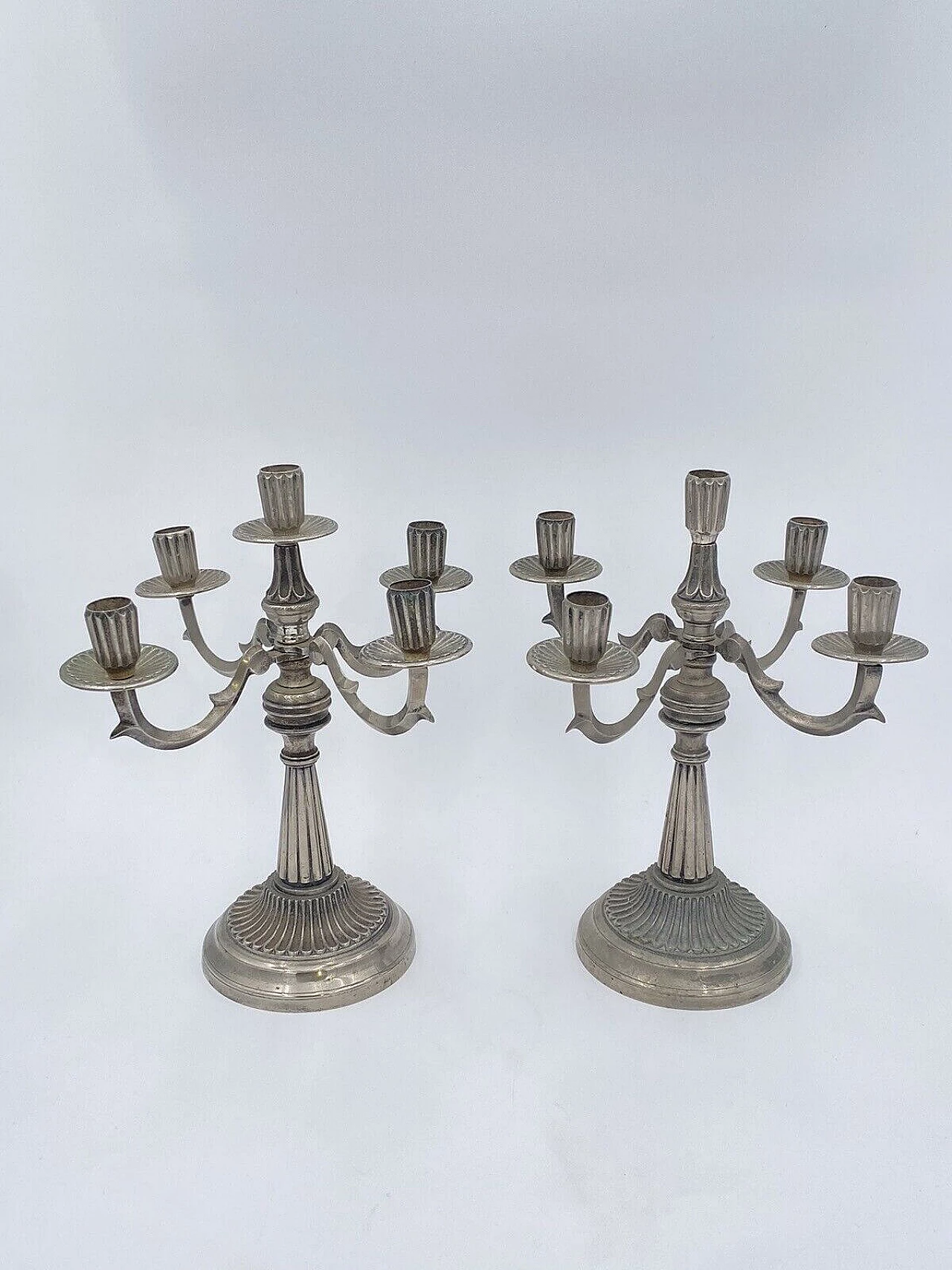 Coppia di candelabri placcati in argento 800, anni '80 10