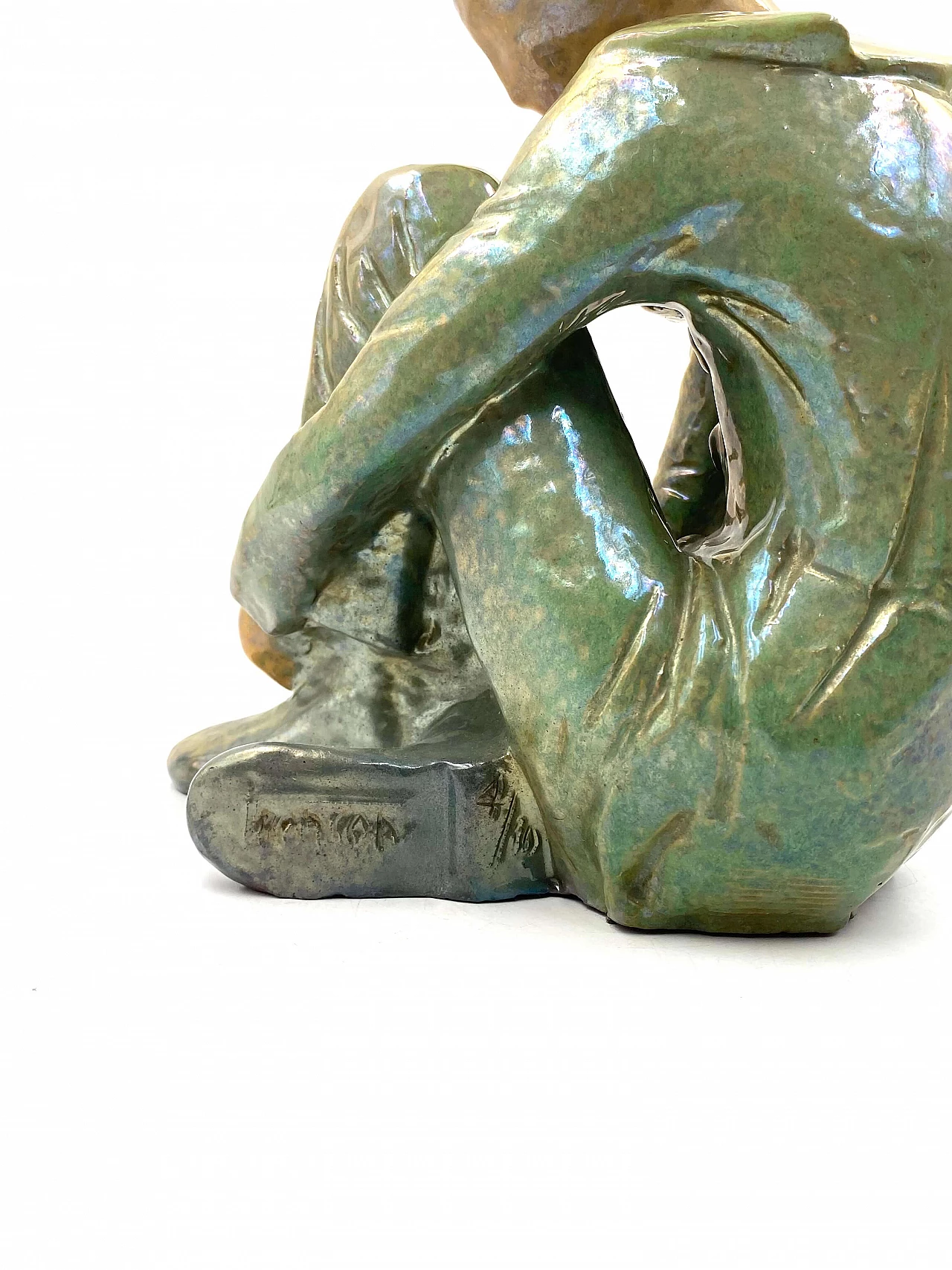 Statuina di ragazzo seduto in ceramica verde di Giordano Tronconi, anni '50 11