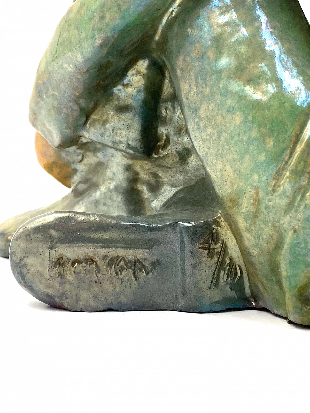 Statuina di ragazzo seduto in ceramica verde di Giordano Tronconi, anni '50 12