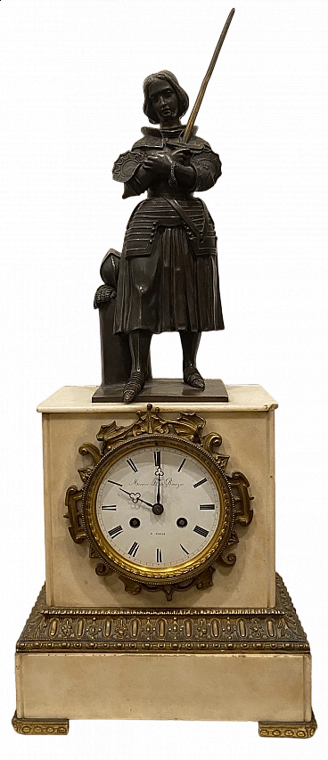 Orologio in alabastro e bronzo con scultura di Giovanna d’Arco, inizio '900