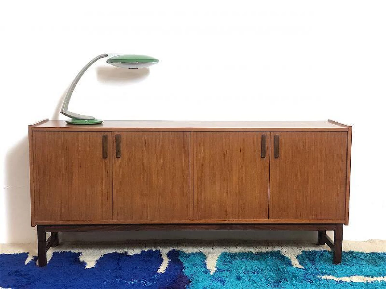 Credenza in legno impiallacciato teak con ante, anni '60 1