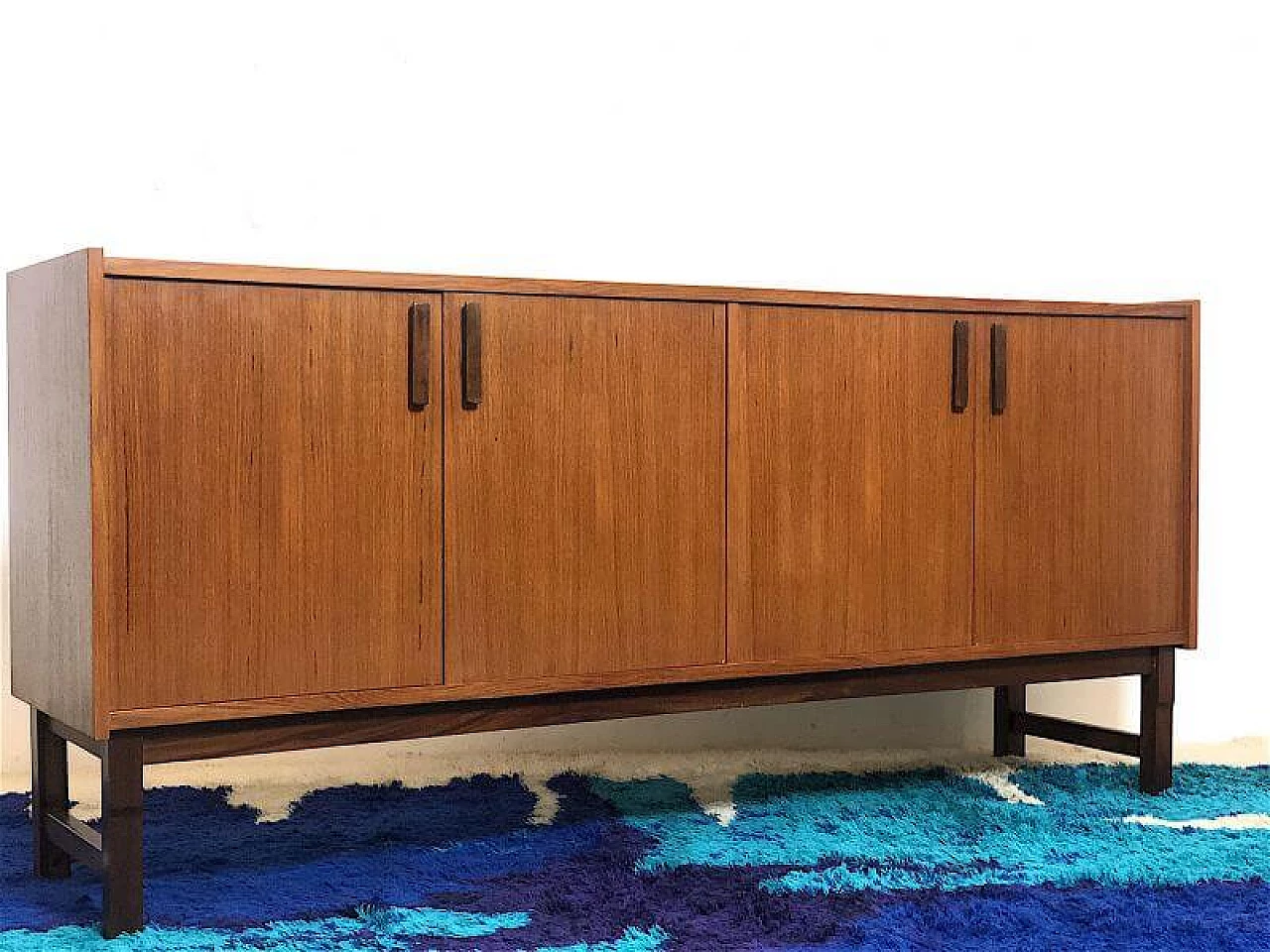 Credenza in legno impiallacciato teak con ante, anni '60 2