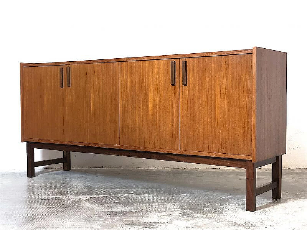 Credenza in legno impiallacciato teak con ante, anni '60 3