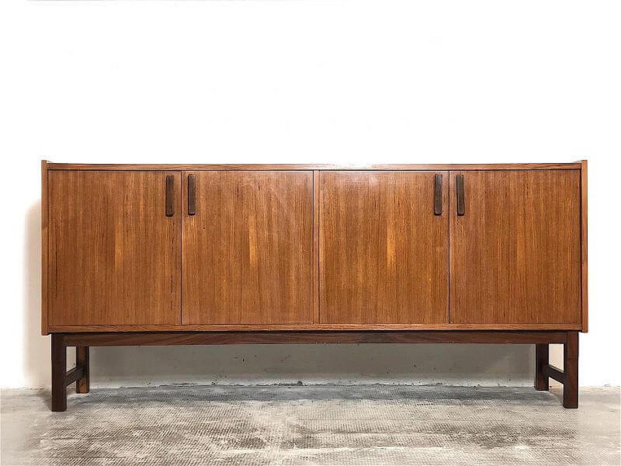 Credenza in legno impiallacciato teak con ante, anni '60 4