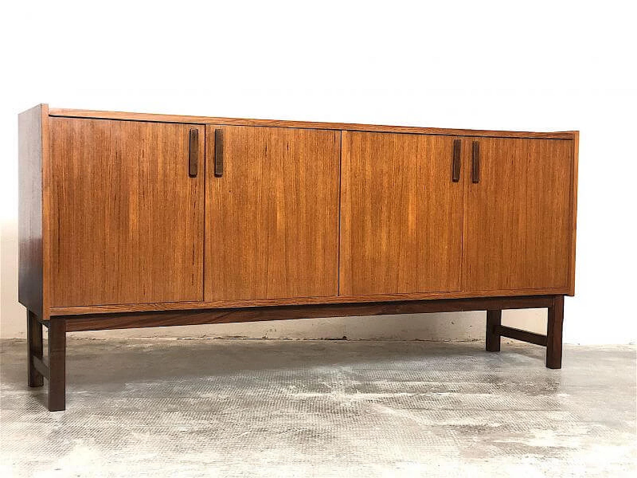 Credenza in legno impiallacciato teak con ante, anni '60 5