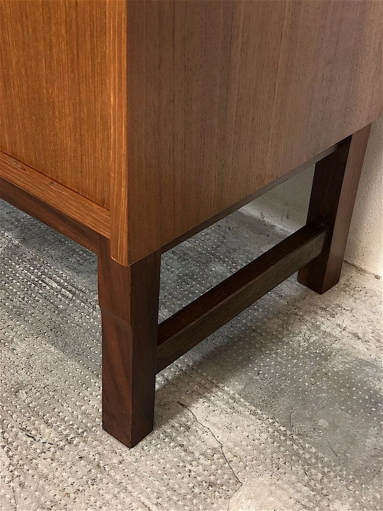 Credenza in legno impiallacciato teak con ante, anni '60 6