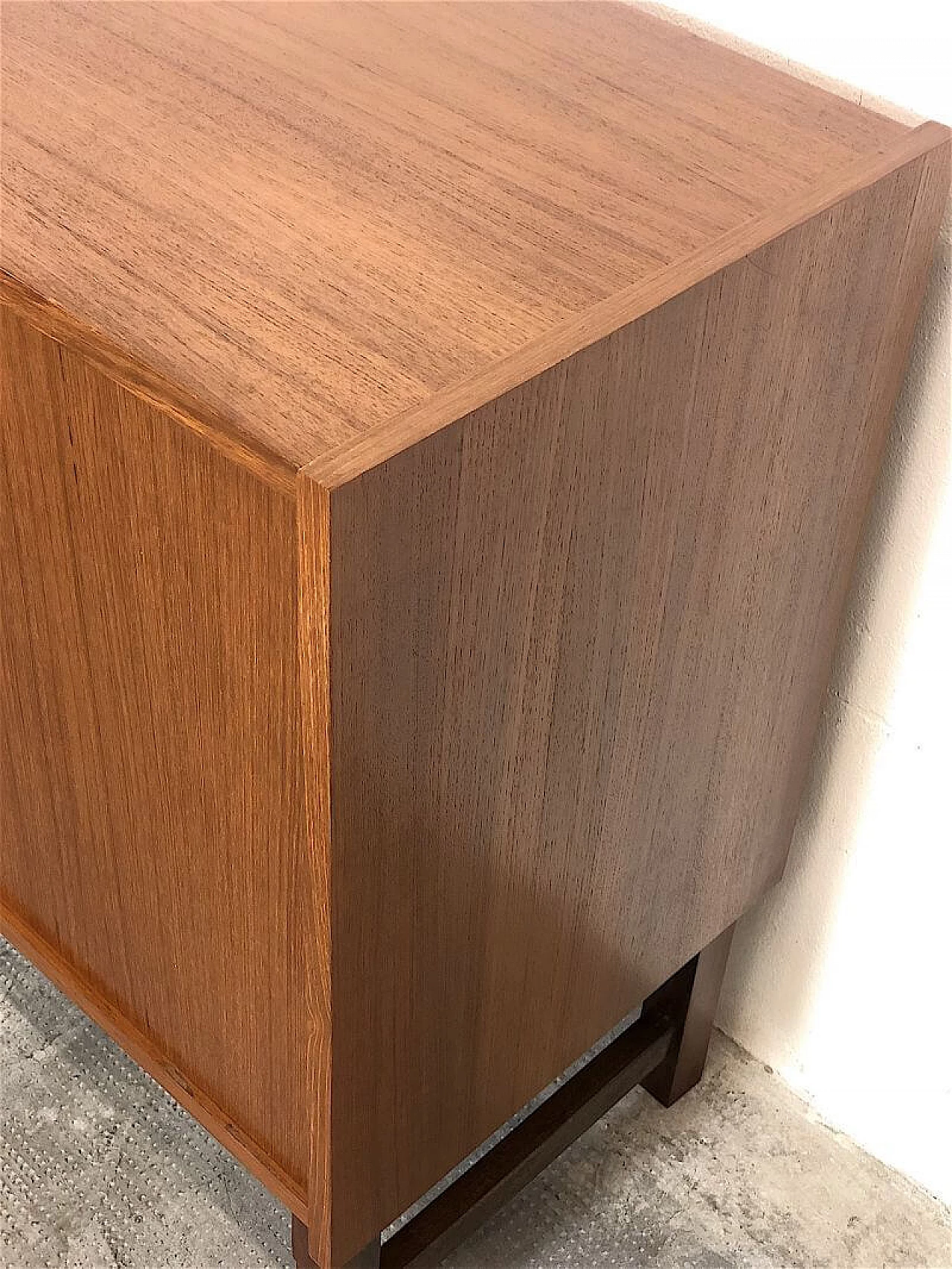 Credenza in legno impiallacciato teak con ante, anni '60 7