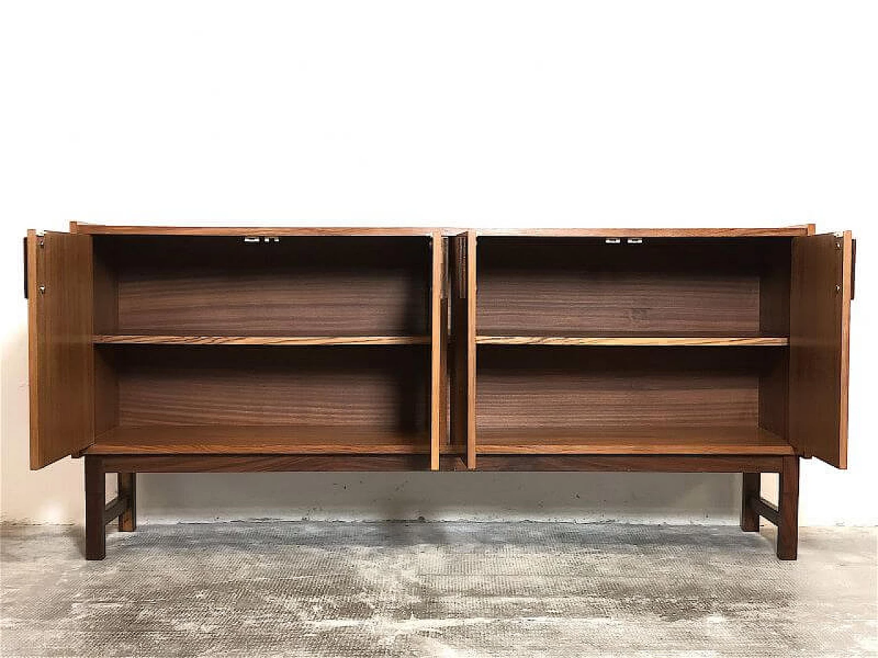 Credenza in legno impiallacciato teak con ante, anni '60 8