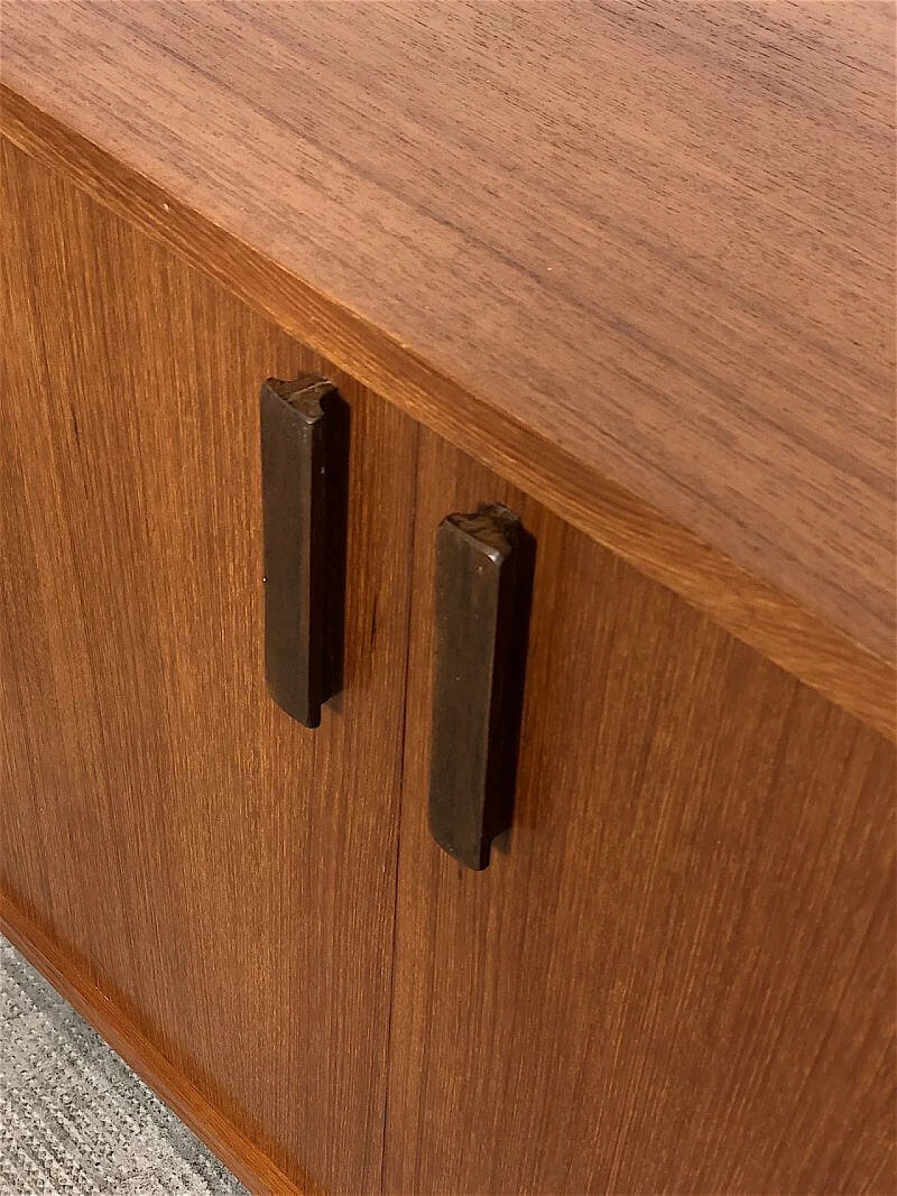 Credenza in legno impiallacciato teak con ante, anni '60 9