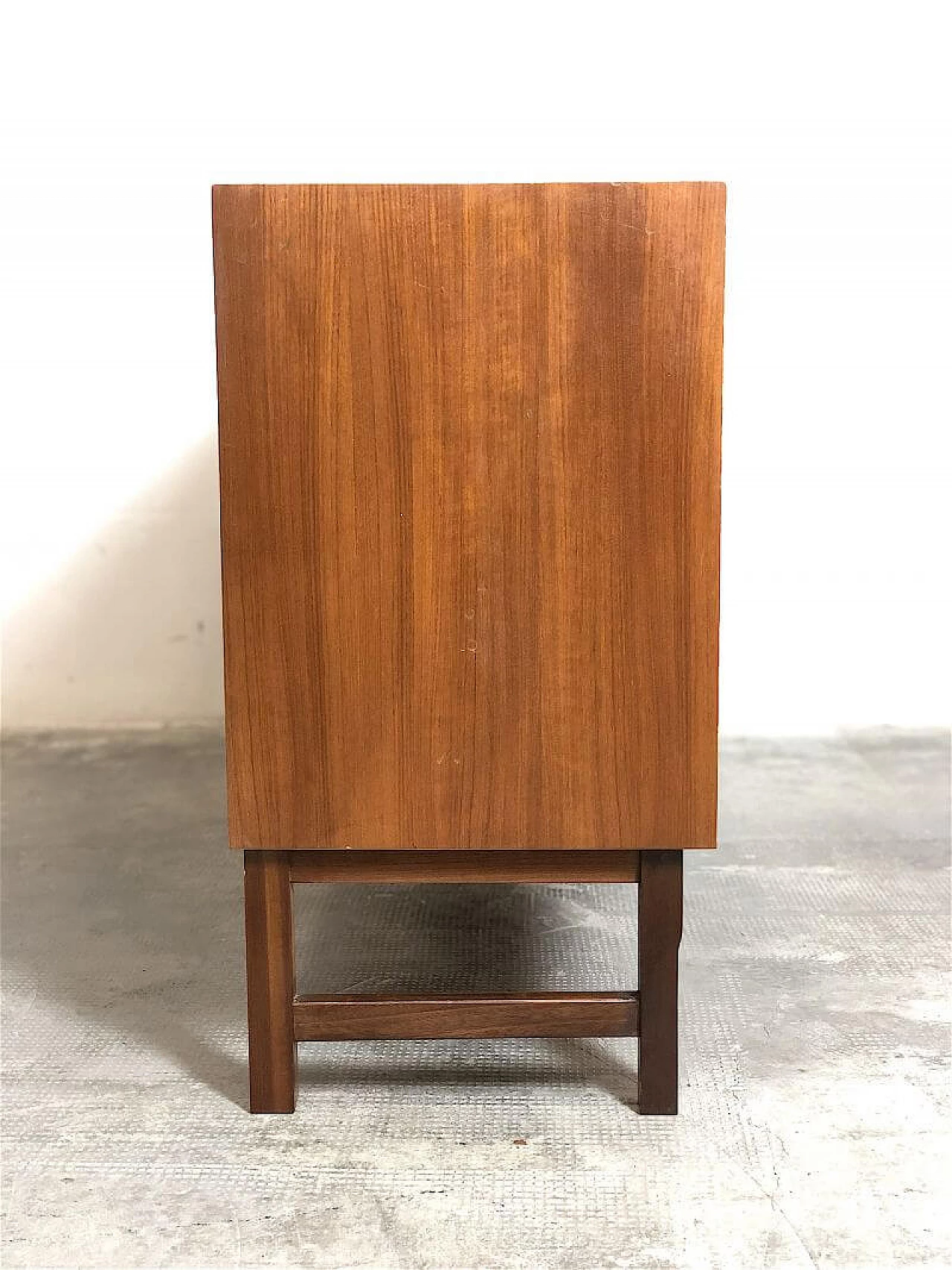 Credenza in legno impiallacciato teak con ante, anni '60 10