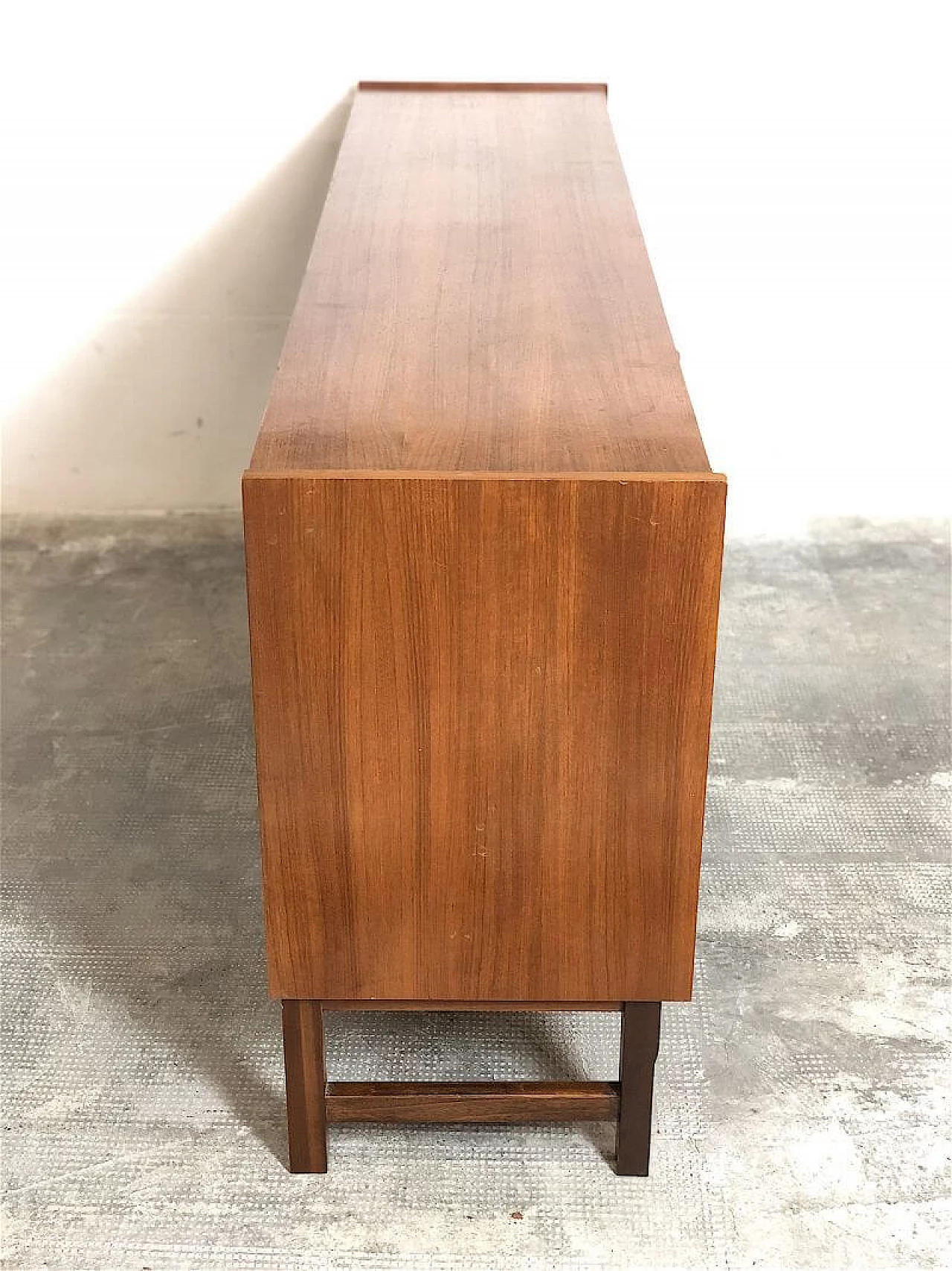 Credenza in legno impiallacciato teak con ante, anni '60 11