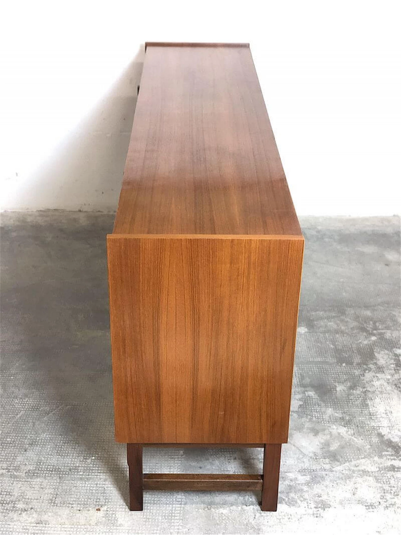 Credenza in legno impiallacciato teak con ante, anni '60 13