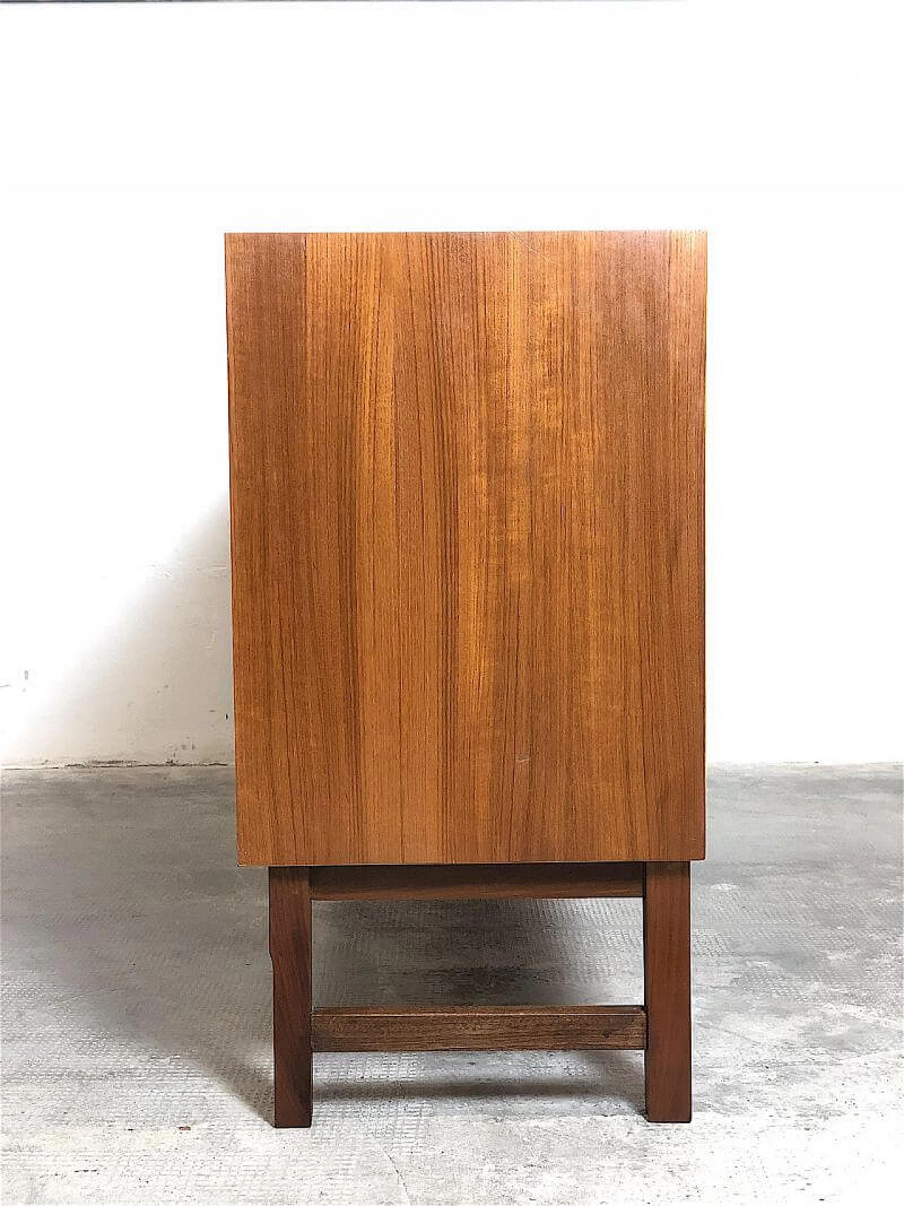 Credenza in legno impiallacciato teak con ante, anni '60 14