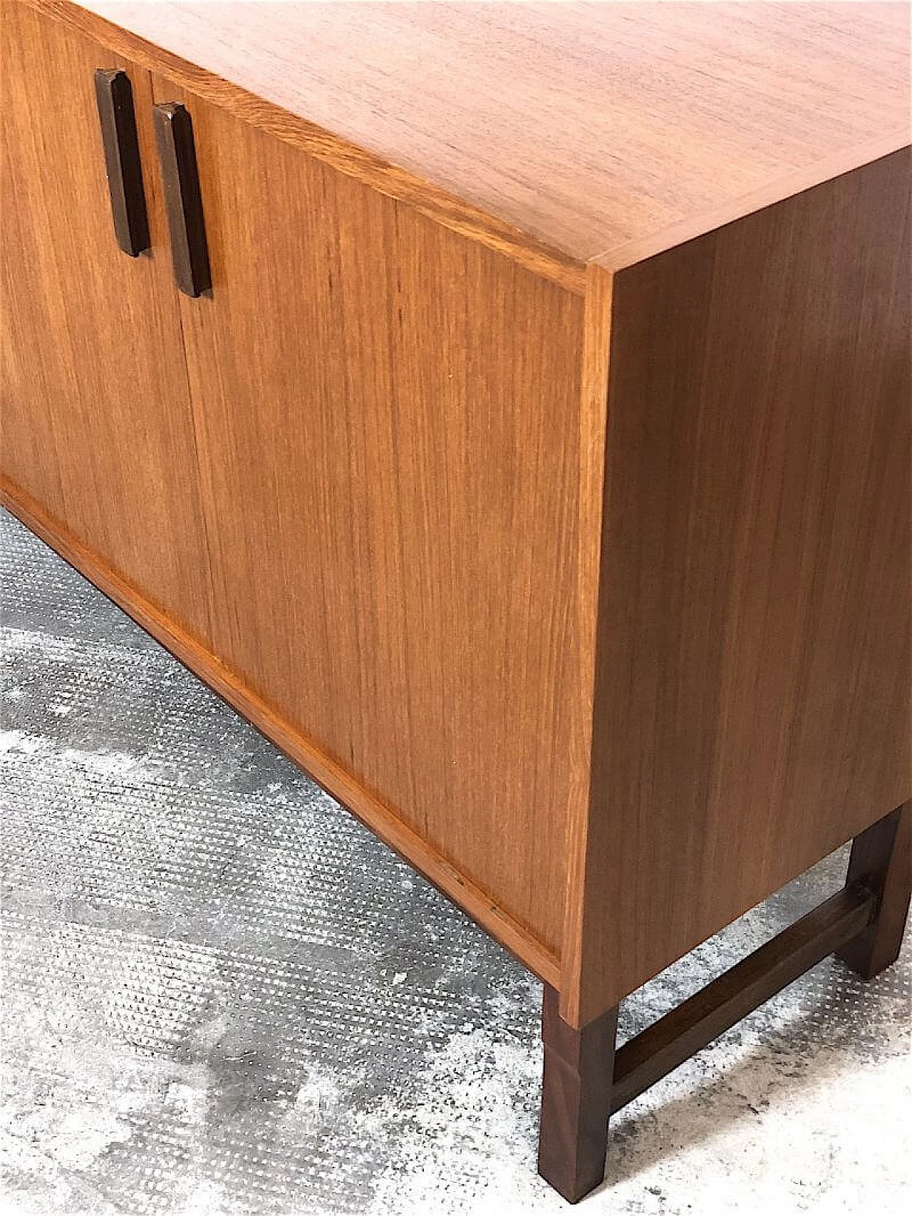 Credenza in legno impiallacciato teak con ante, anni '60 15