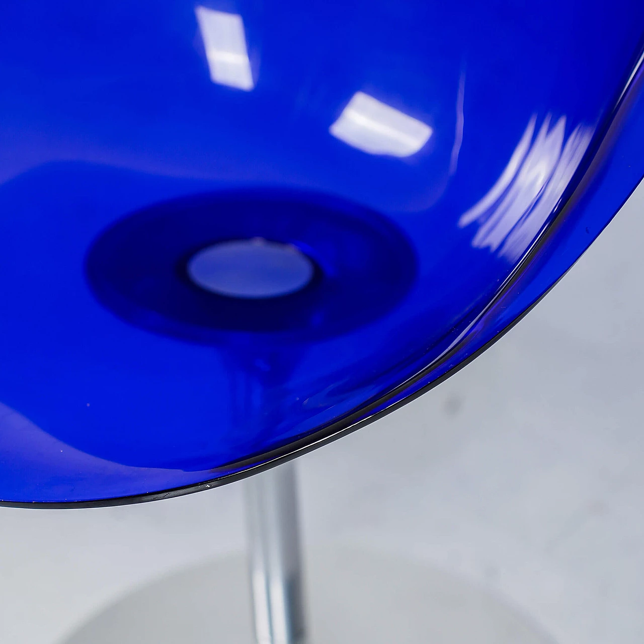 Sedia girevole blu Eros di Philippe Starck per Kartell, anni '90 3