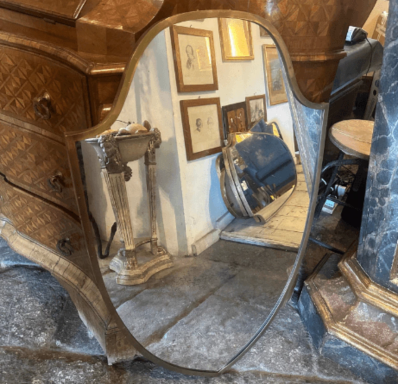Specchio a forma di scudo in ottone nello stile di Gio Ponti, anni '50 2