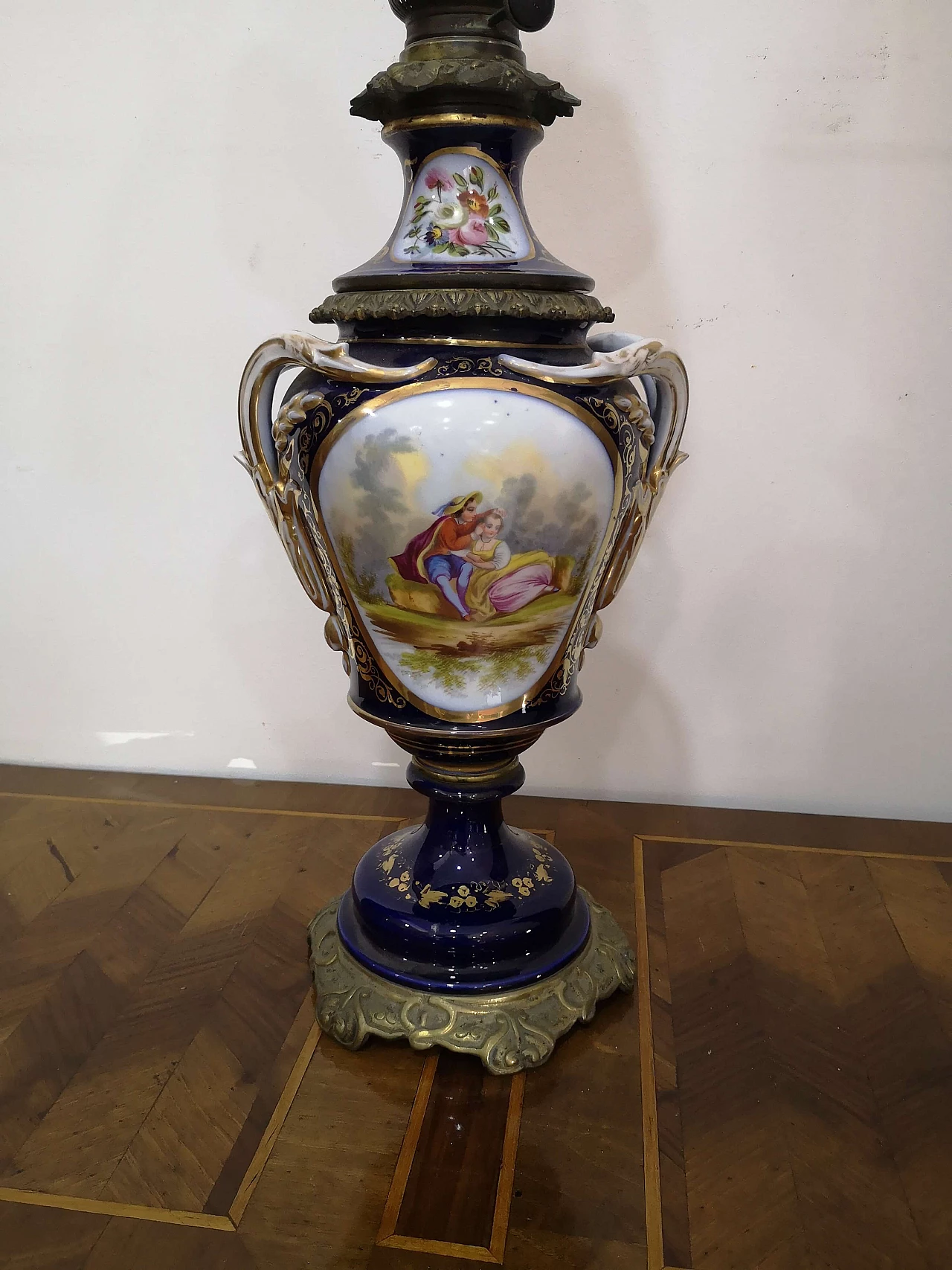 Sèvres porcelain oil lamp, mid-19th century 2