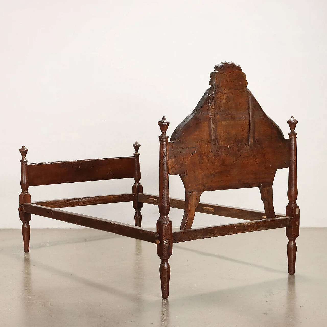 Barocchetto cherry wood bed, third quarter of the 18th century 9