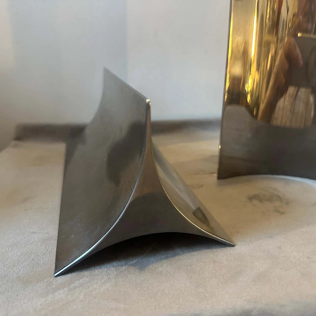 3 Vasi triangolari in acciaio nello stile di Sabattini, anni '80 10