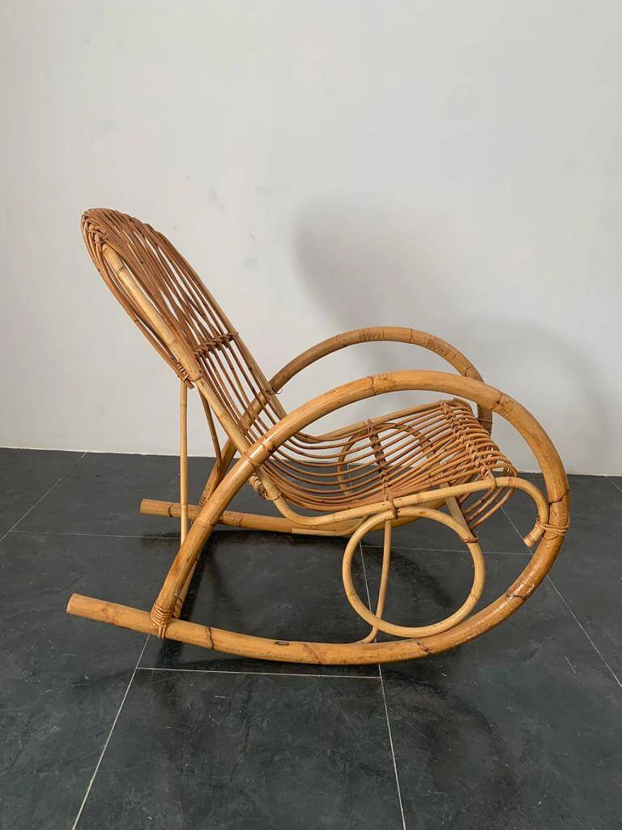 Coppia di sedie a dondolo in bambù, anni '60 3