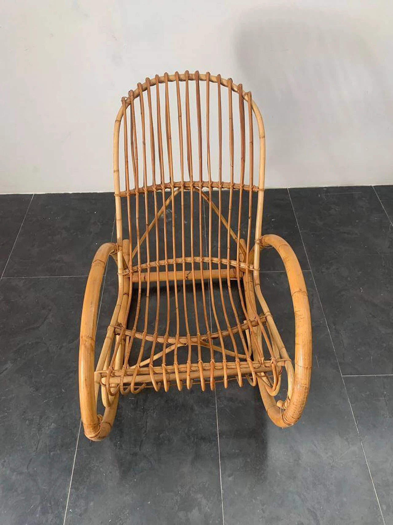Coppia di sedie a dondolo in bambù, anni '60 4