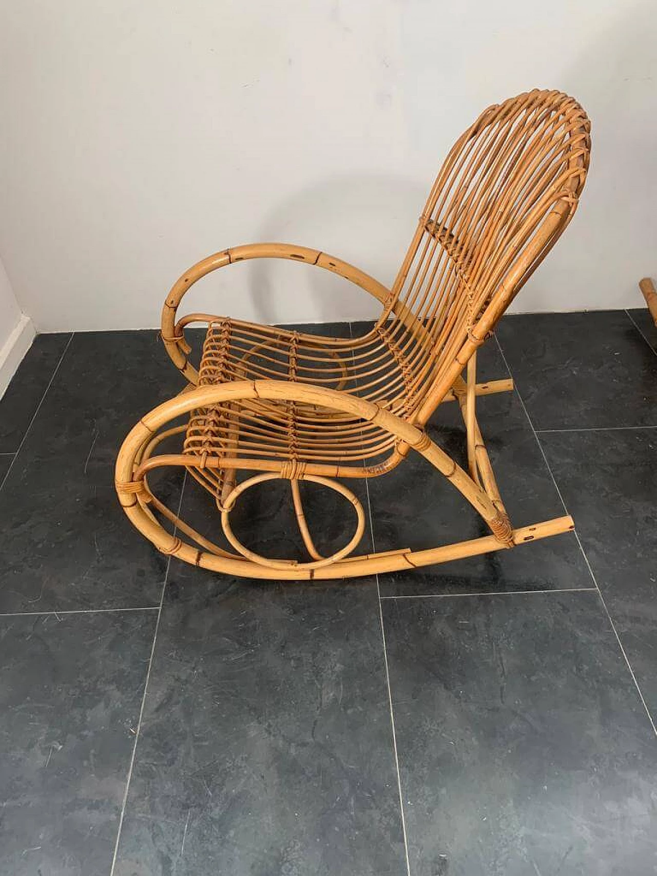Coppia di sedie a dondolo in bambù, anni '60 10