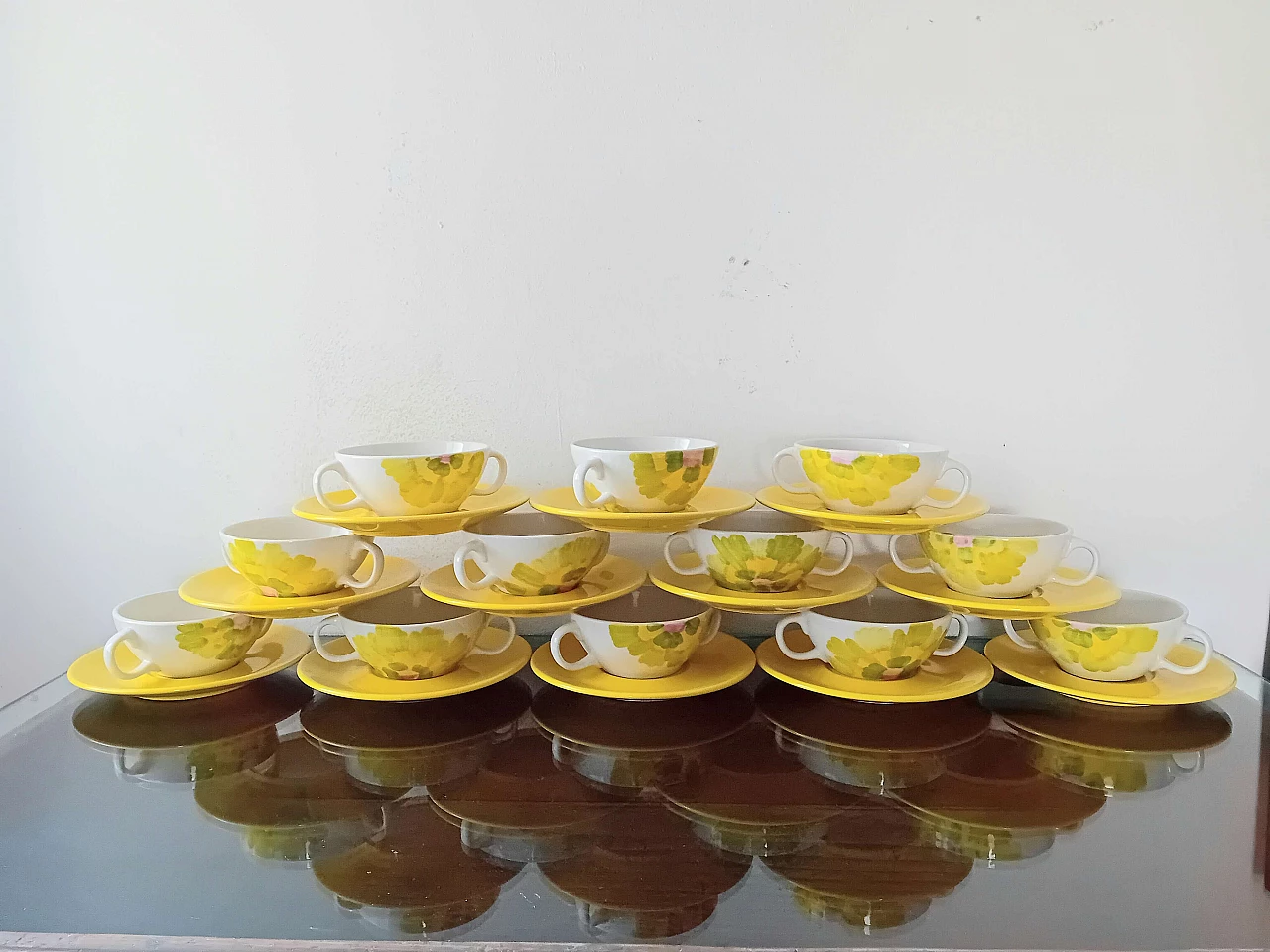 12 Tazze a due manici da consommé con piattini in ceramica dipinta di SIC, anni '70 1