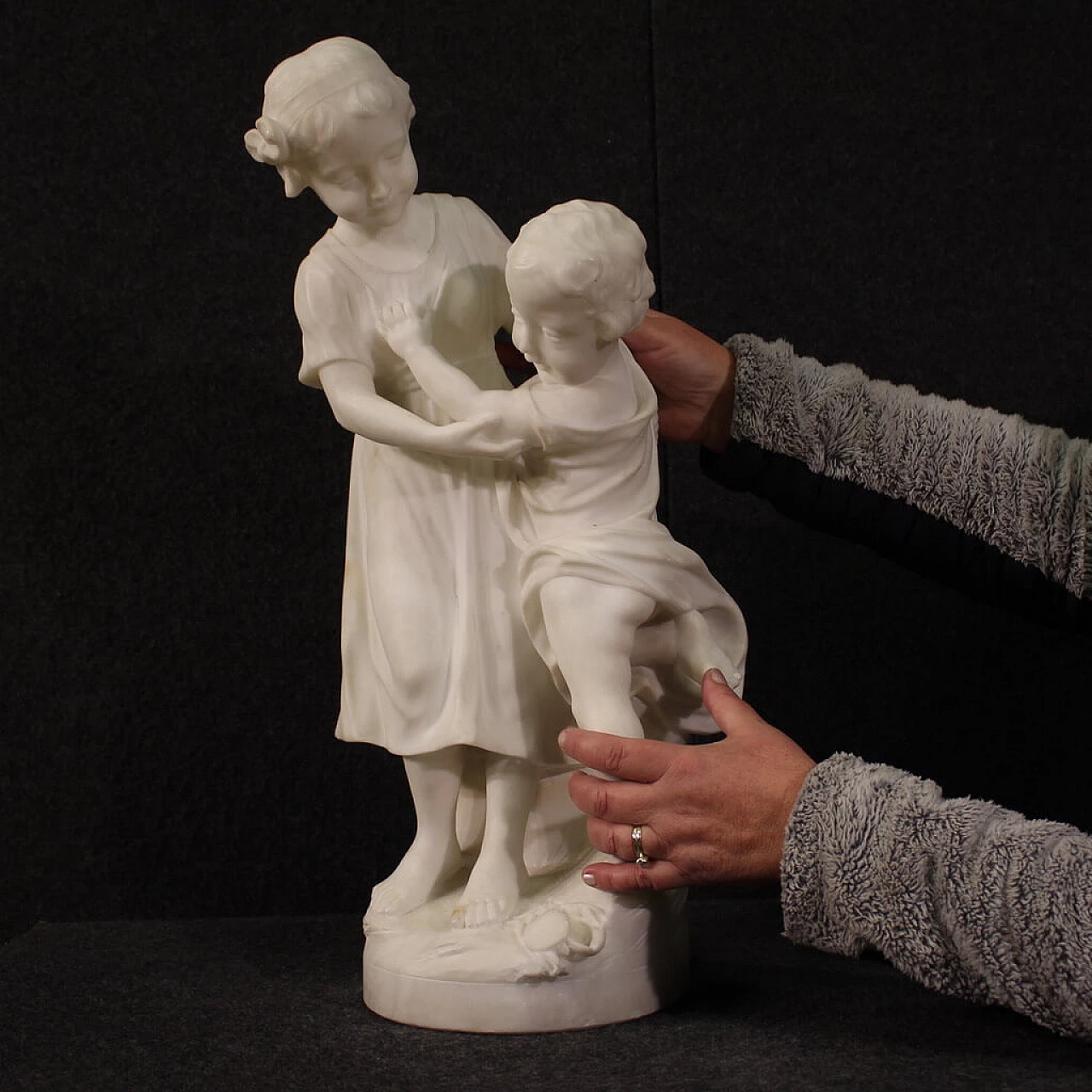 Bambini con granchio, scultura in marmo firmata, fine '800 4