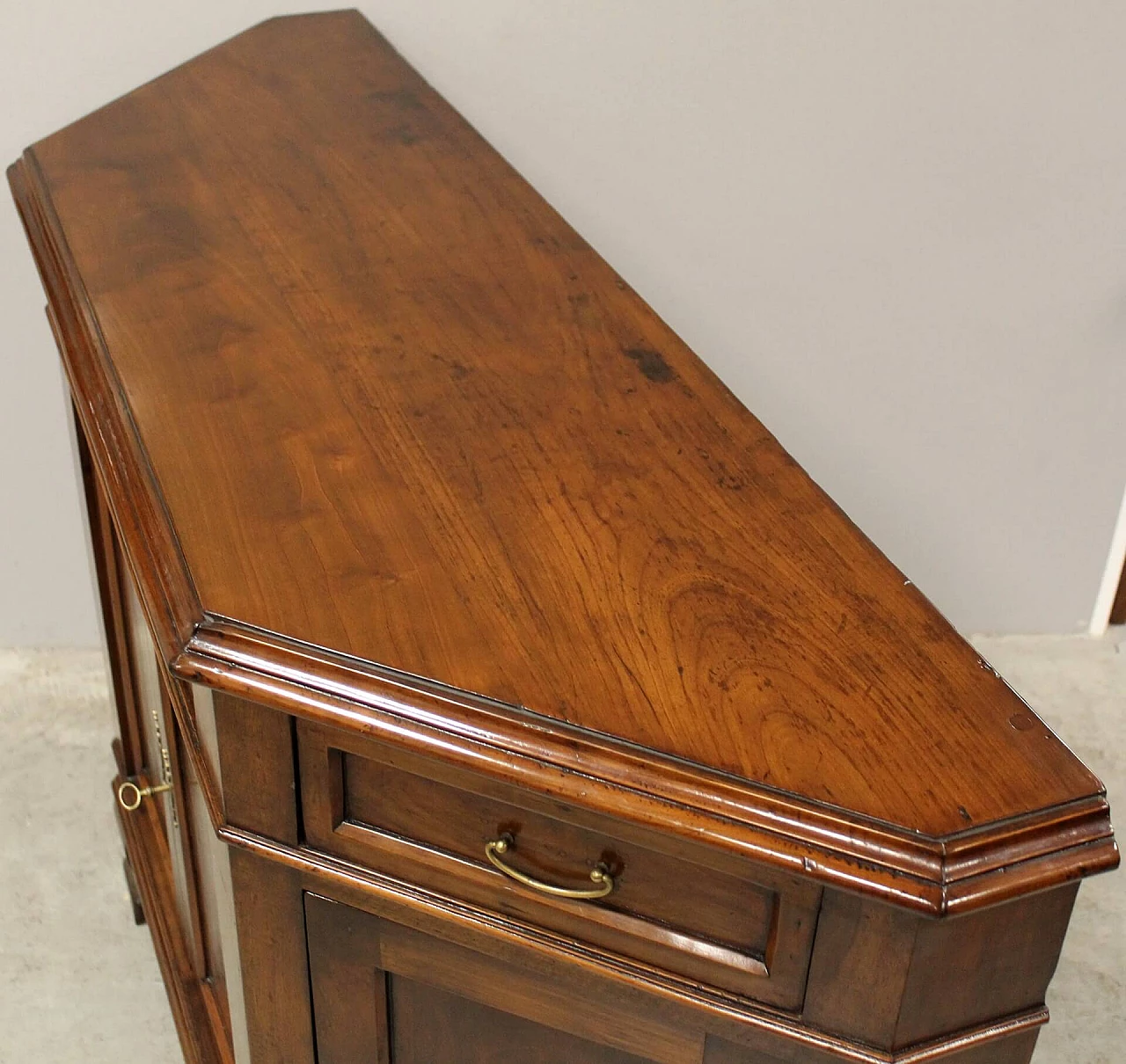 Credenza scantonata in ciliegio massello a quattro ante, fine '700 1