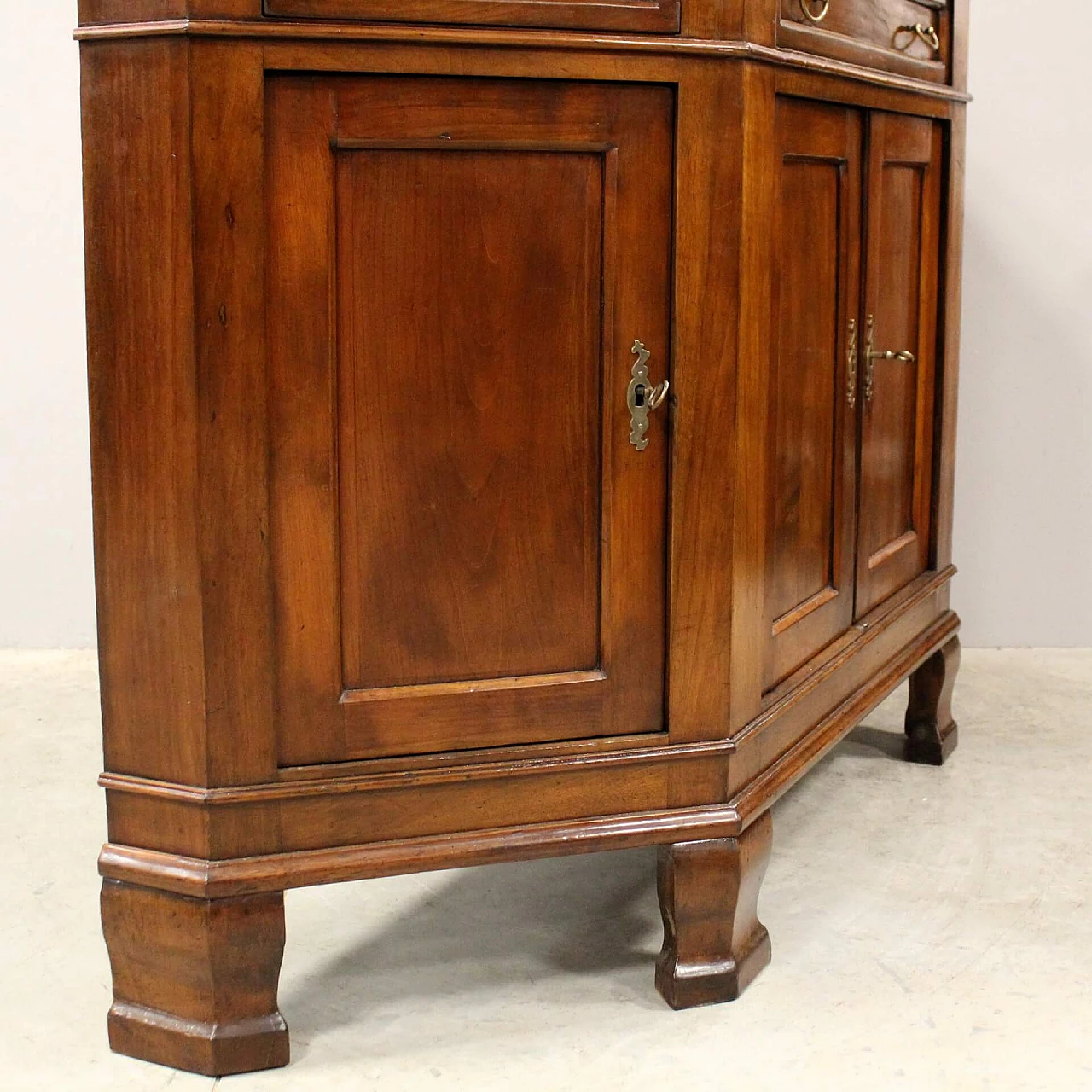 Credenza scantonata in ciliegio massello a quattro ante, fine '700 3