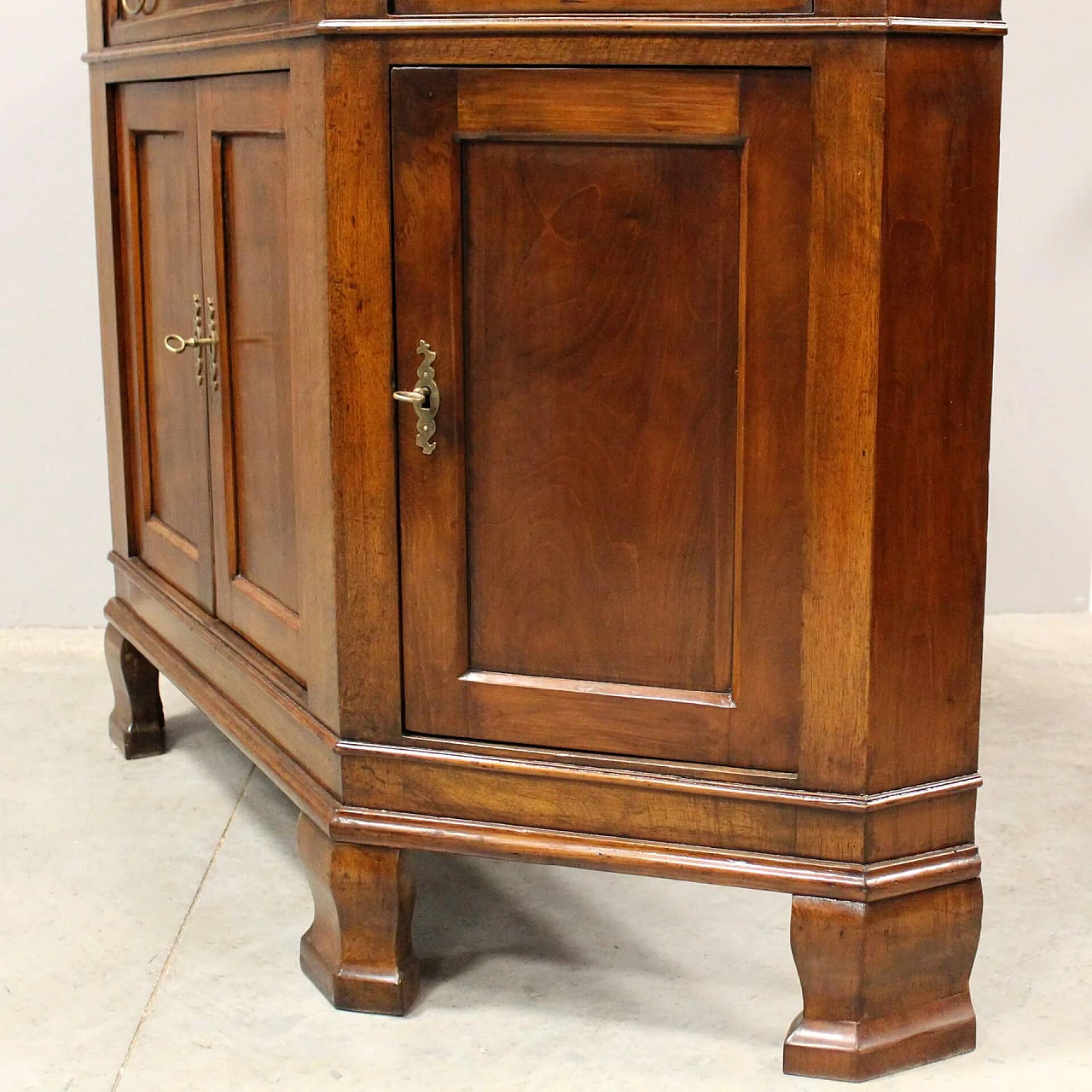 Credenza scantonata in ciliegio massello a quattro ante, fine '700 6