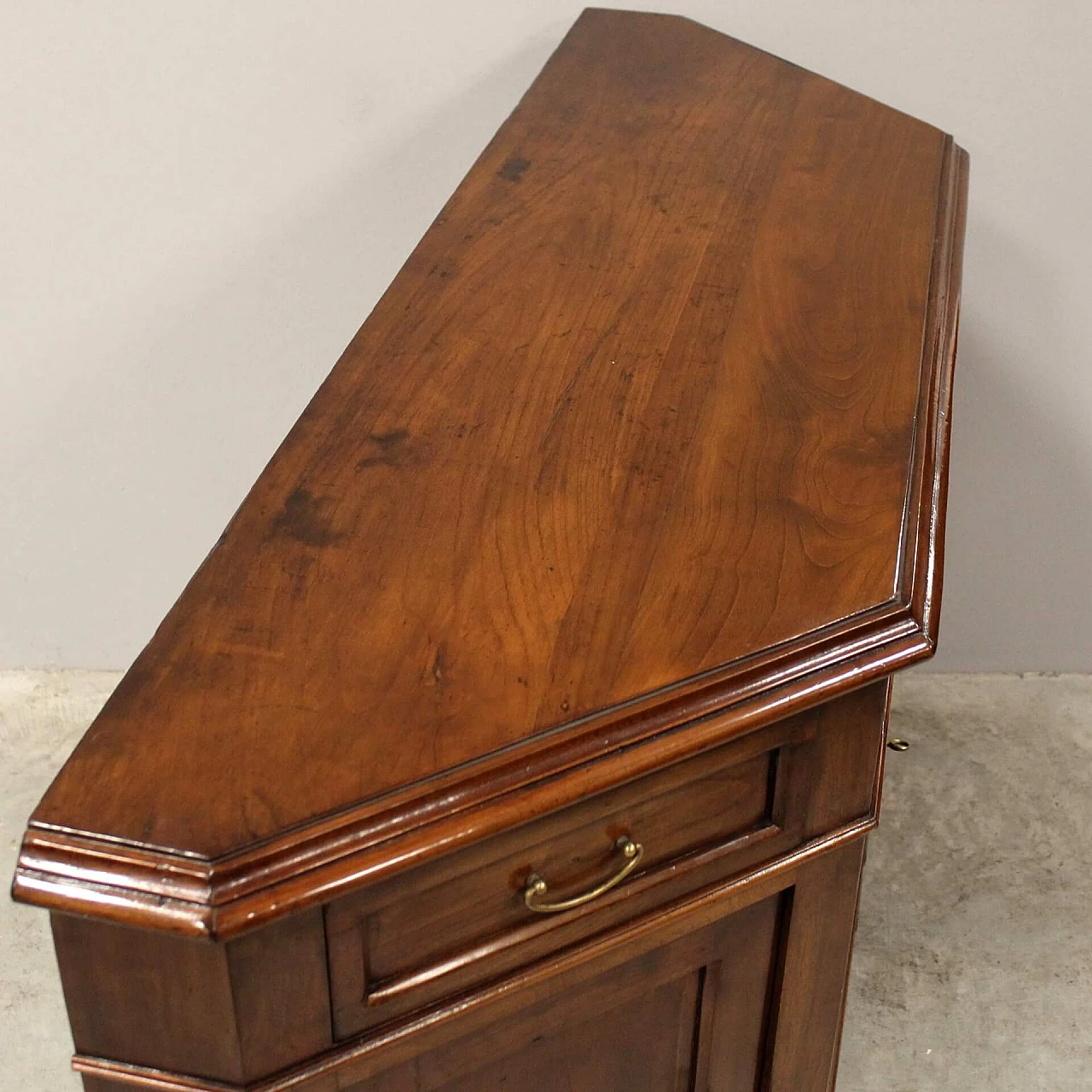 Credenza scantonata in ciliegio massello a quattro ante, fine '700 9