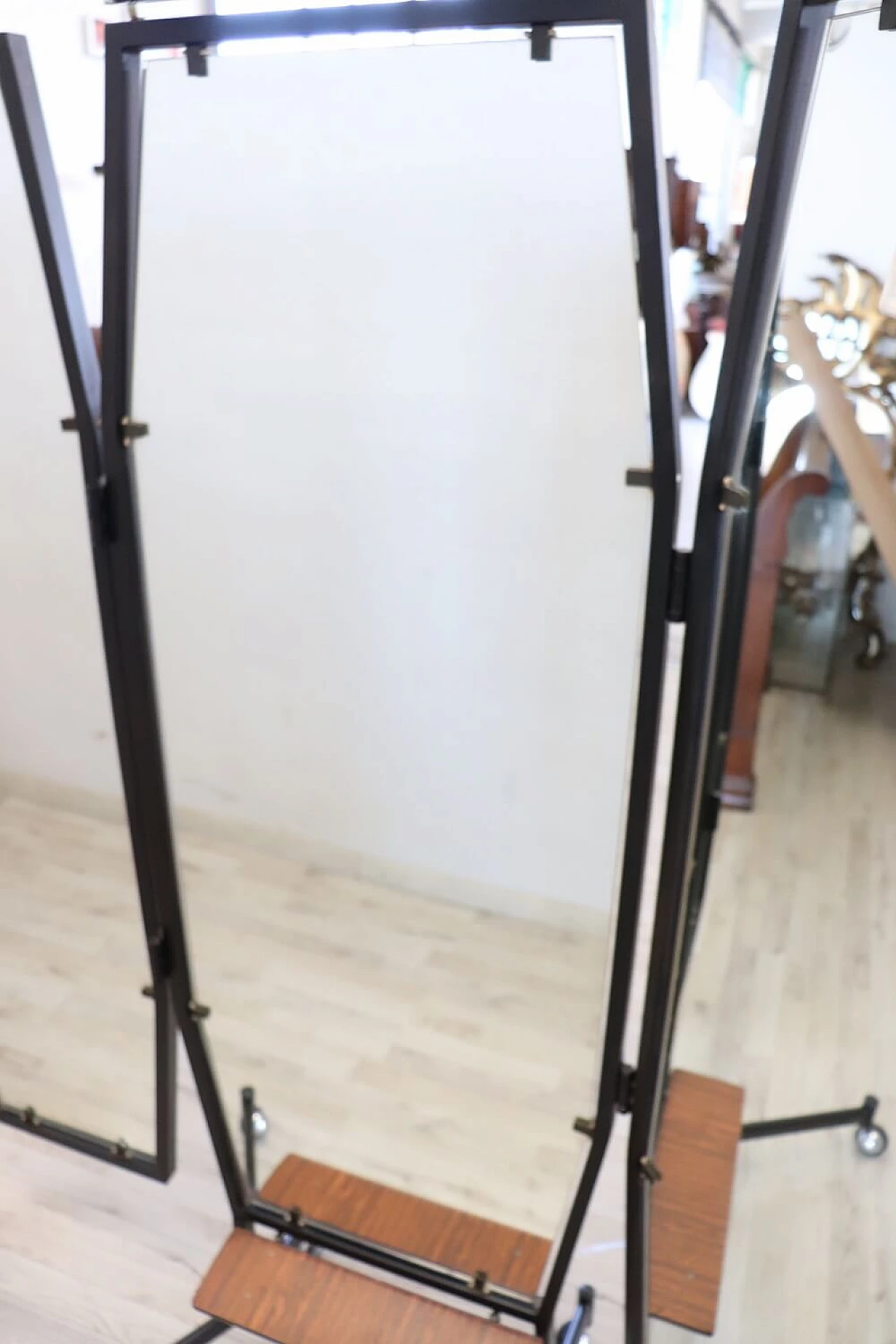 Specchio da sartoria a tre pannelli con luce, anni '50 9