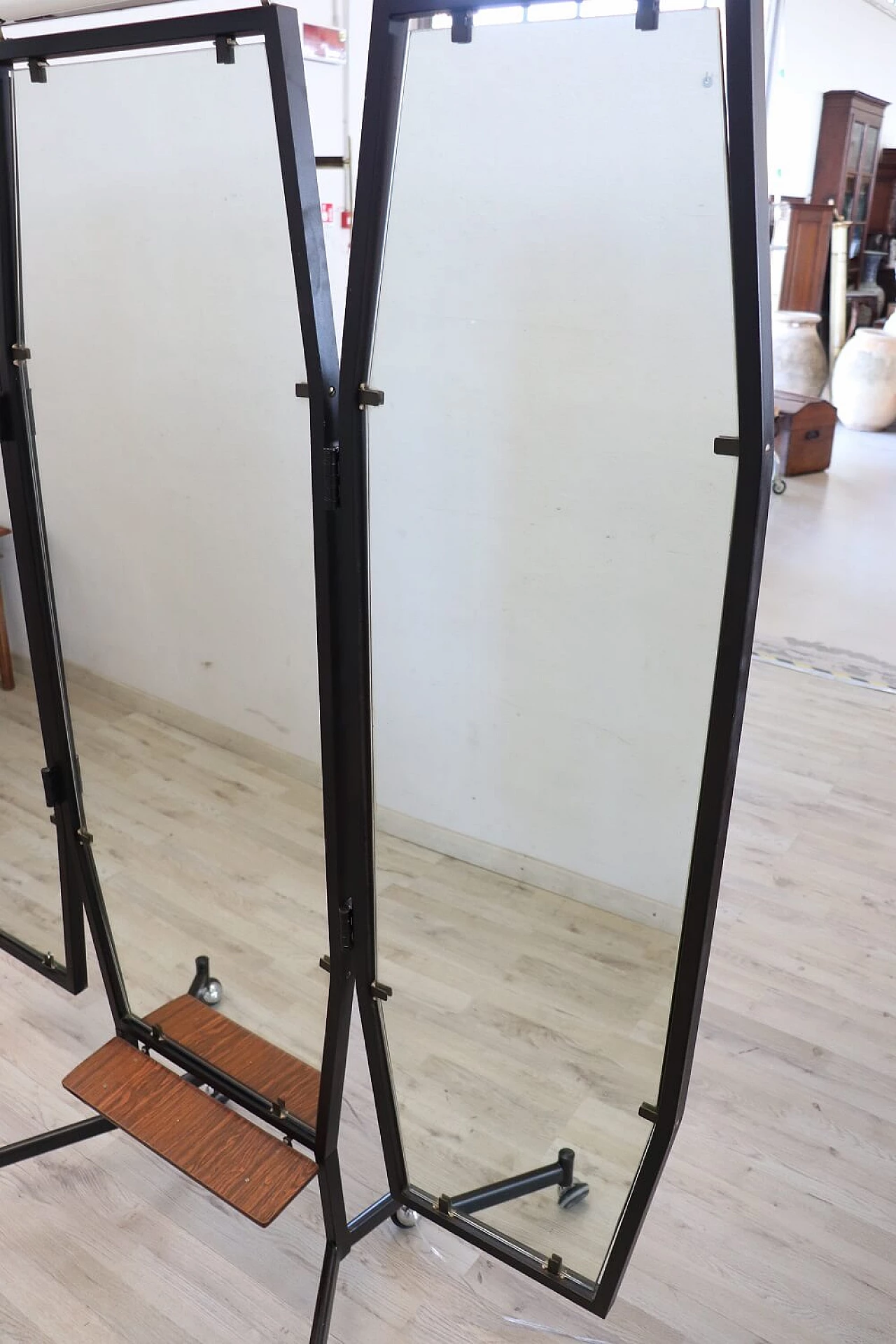 Specchio da sartoria a tre pannelli con luce, anni '50 10