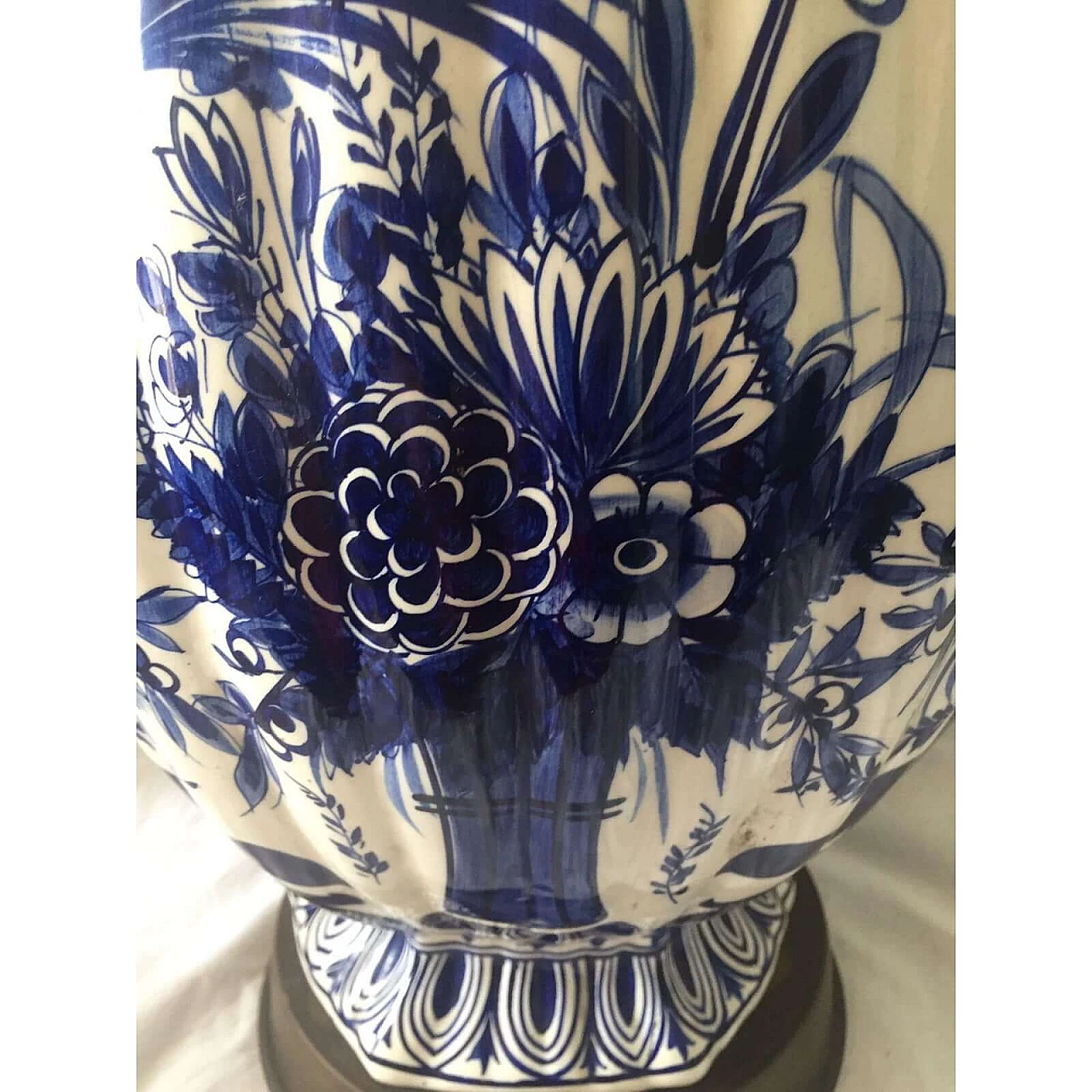 Vaso ad urna olandese in ceramica di Delft dipinta a mano in bianco e blu con decorazioni floreali, '800 1