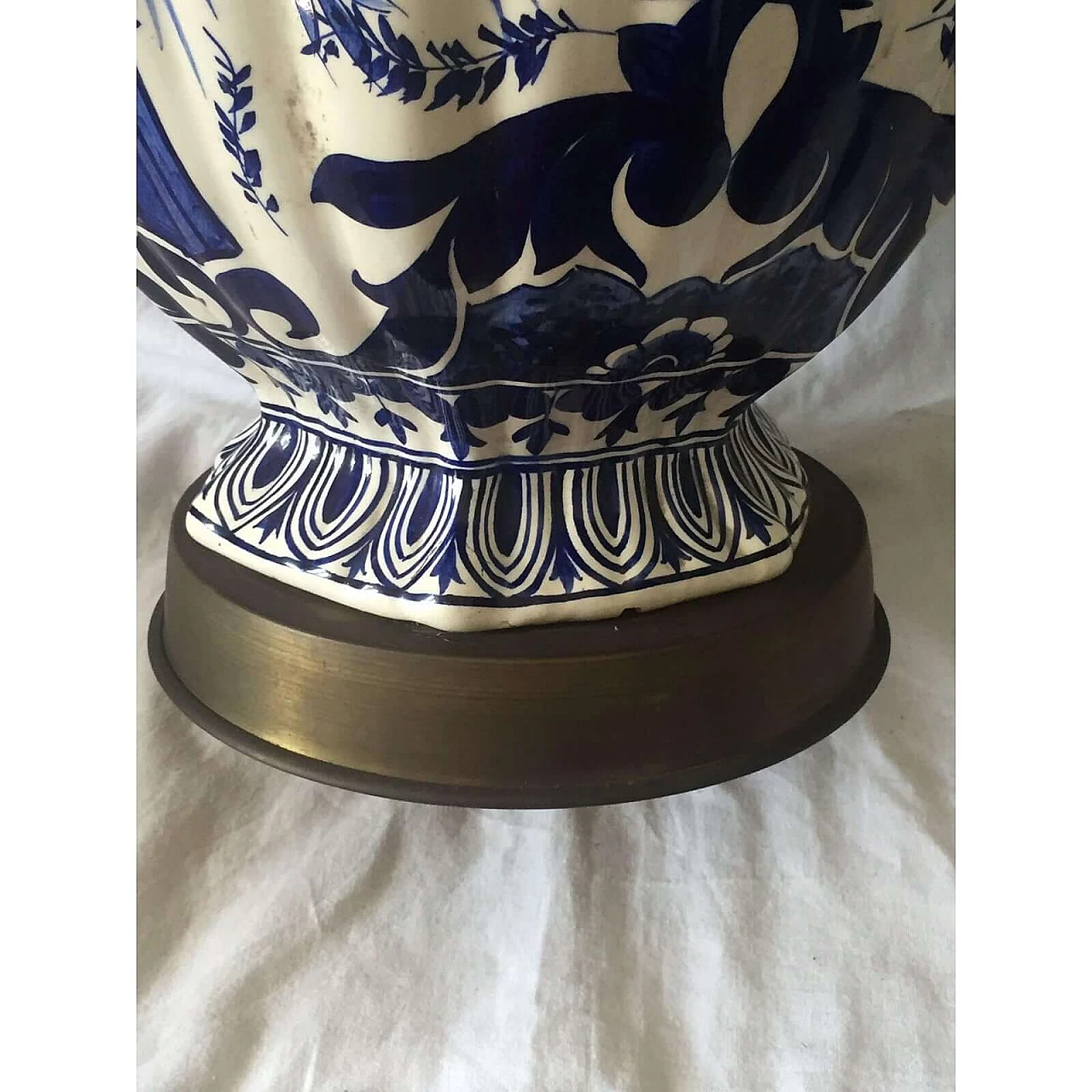 Vaso ad urna olandese in ceramica di Delft dipinta a mano in bianco e blu con decorazioni floreali, '800 3