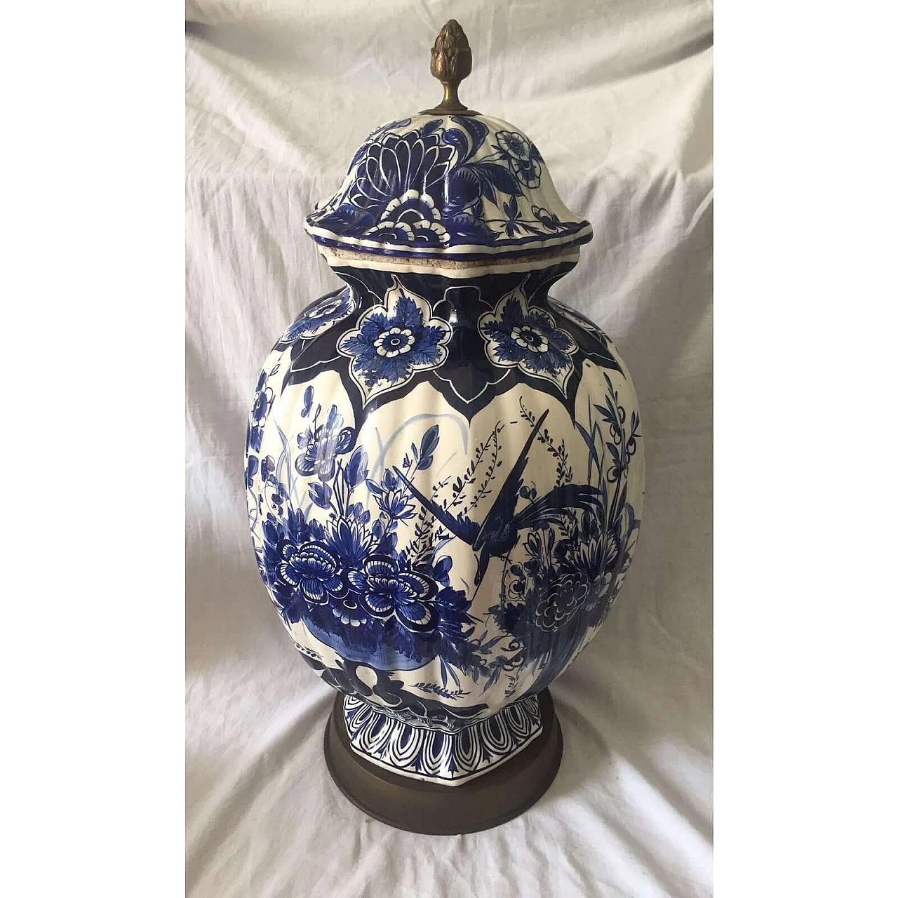 Vaso ad urna olandese in ceramica di Delft dipinta a mano in bianco e blu con decorazioni floreali, '800 5