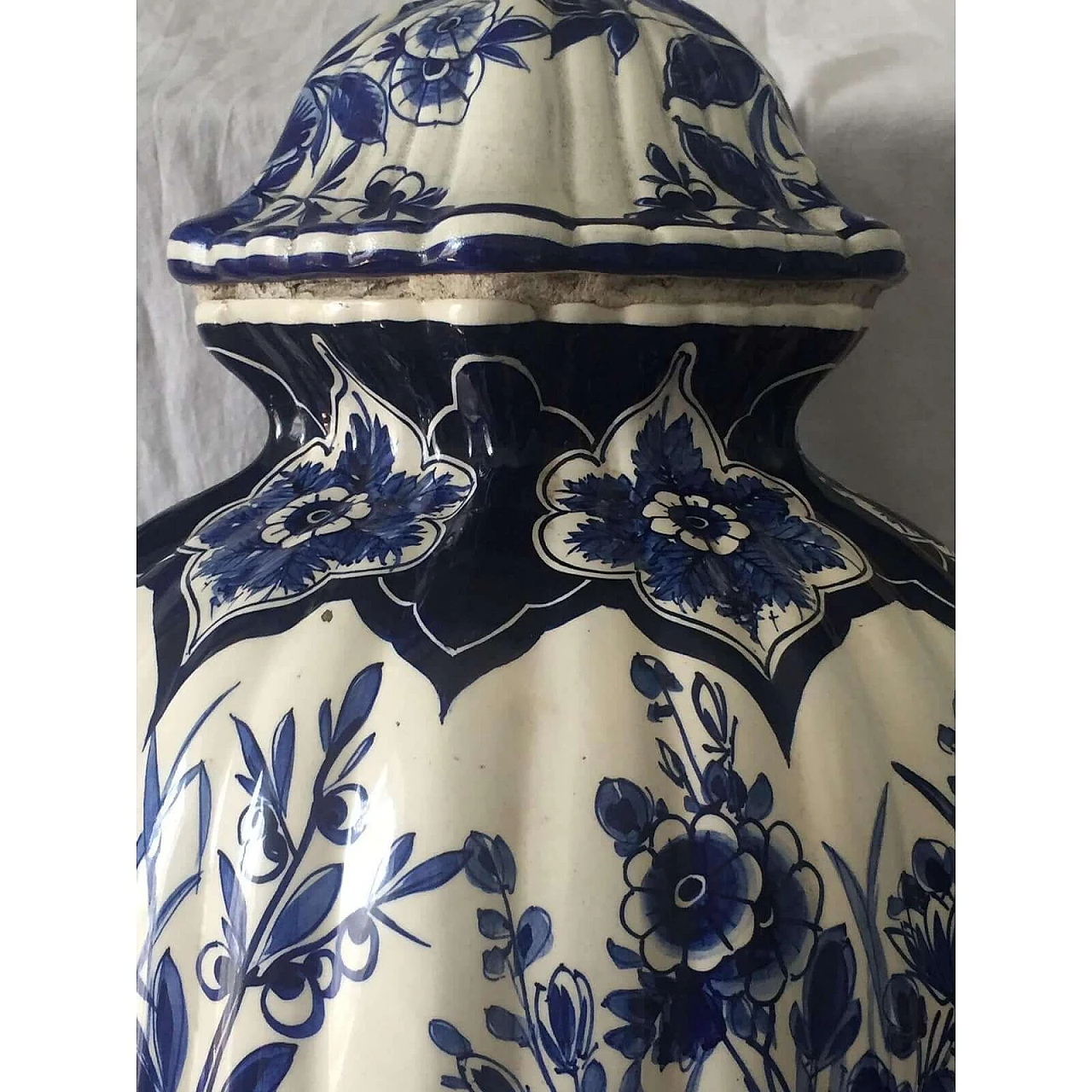Dutch Delft ceramic urn vase hand-painted in white and blue with floral decoration, 19th century 6