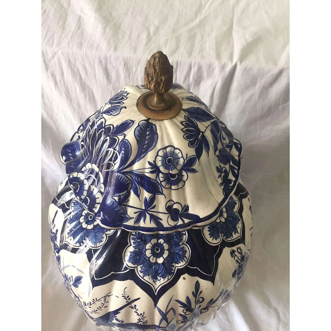 Vaso ad urna olandese in ceramica di Delft dipinta a mano in bianco e blu con decorazioni floreali, '800 7