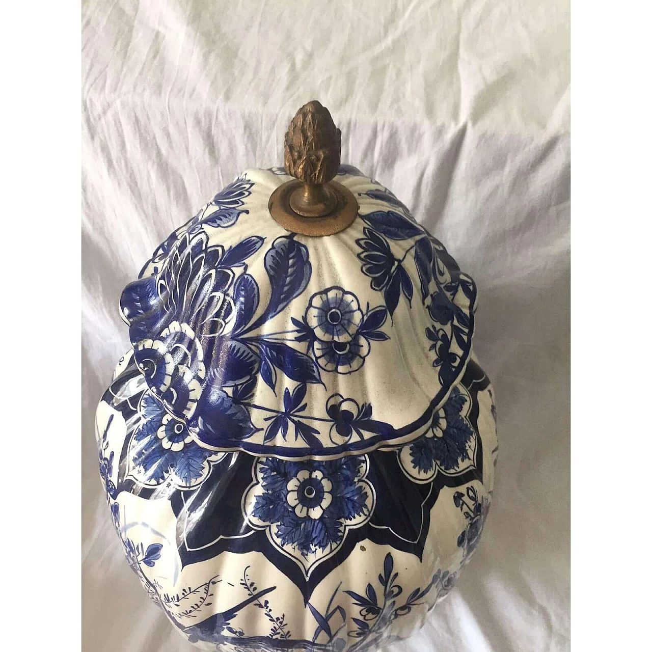Dutch Delft ceramic urn vase hand-painted in white and blue with floral decoration, 19th century 7
