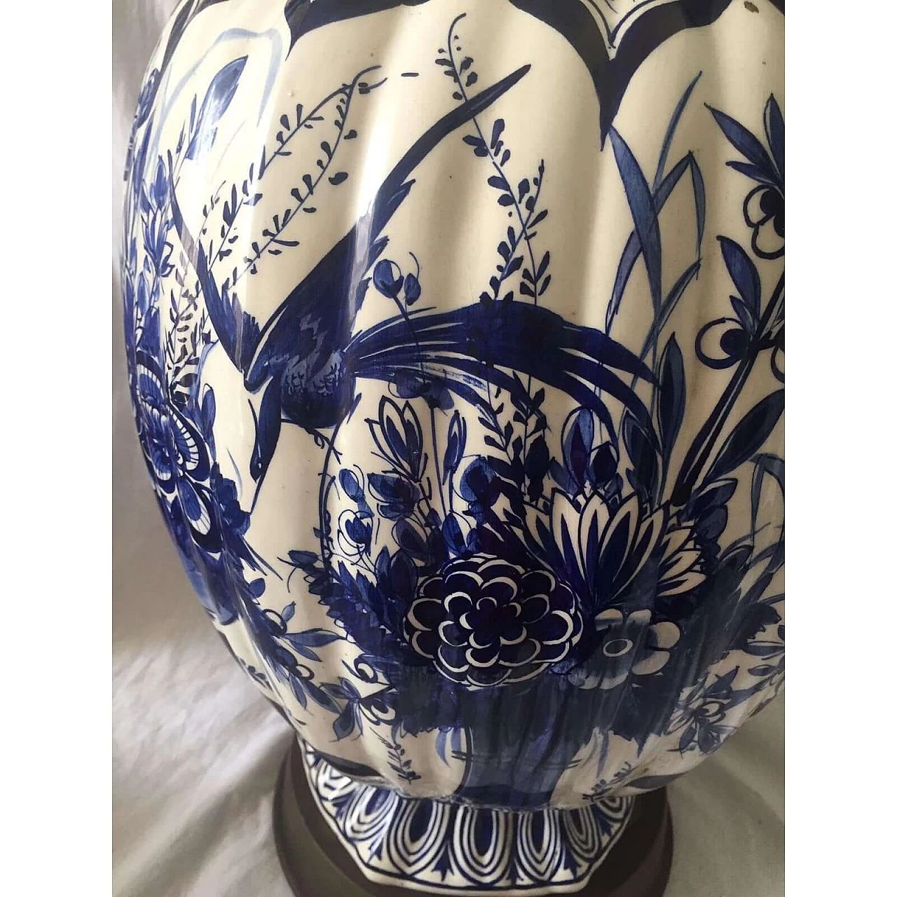 Vaso ad urna olandese in ceramica di Delft dipinta a mano in bianco e blu con decorazioni floreali, '800 10