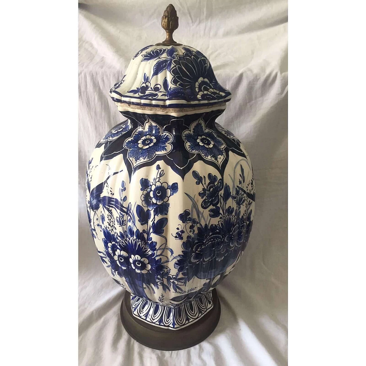 Vaso ad urna olandese in ceramica di Delft dipinta a mano in bianco e blu con decorazioni floreali, '800 12