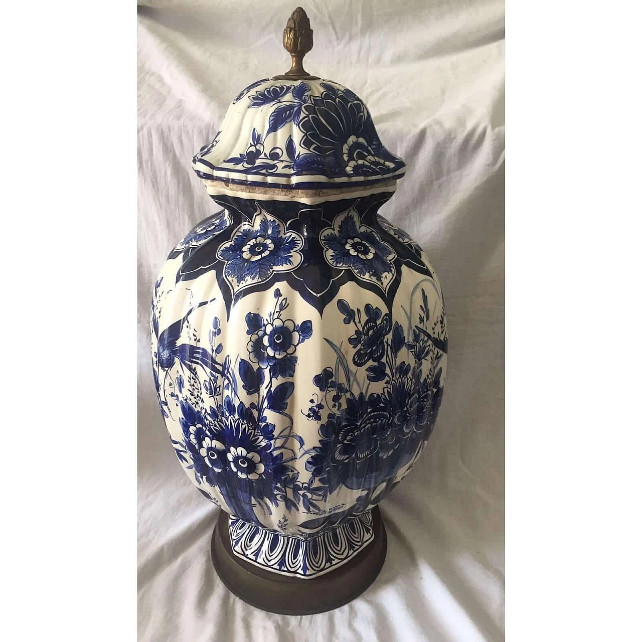 Dutch Delft ceramic urn vase hand-painted in white and blue with floral decoration, 19th century 12