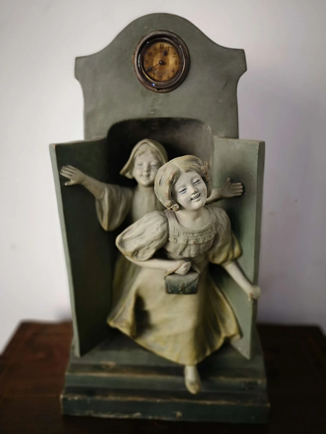 Scultura in terracotta con bambini e orologio, fine '800 1
