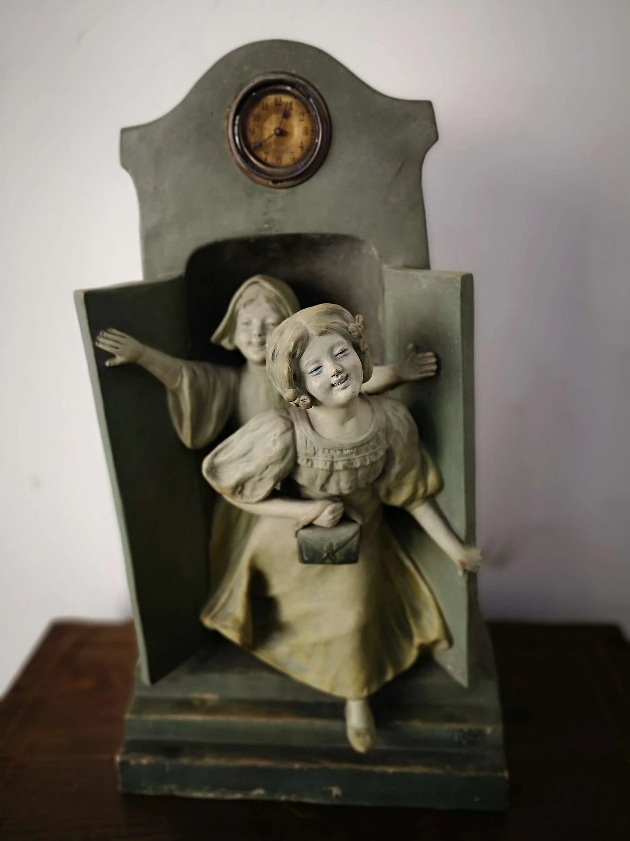 Scultura in terracotta con bambini e orologio, fine '800 2
