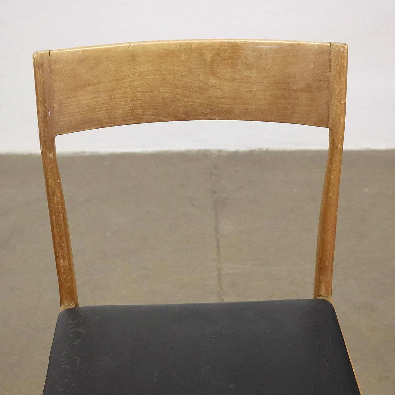 Coppia di sedie in faggio tinto con seduta in similpelle, anni '60 4
