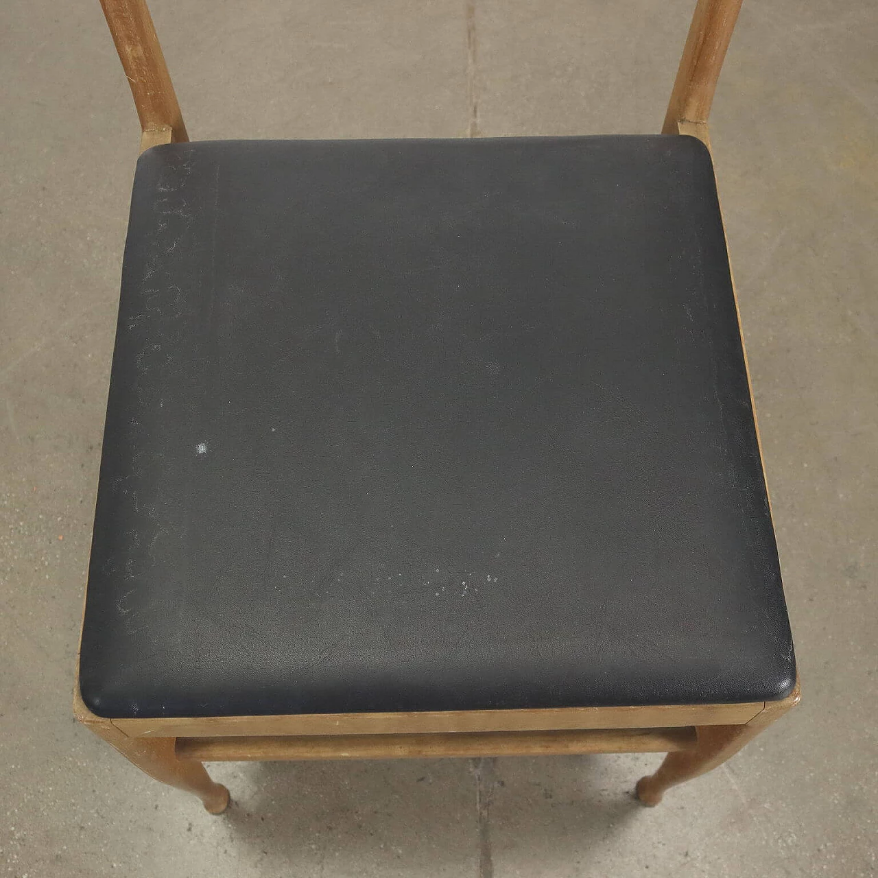 Coppia di sedie in faggio tinto con seduta in similpelle, anni '60 5