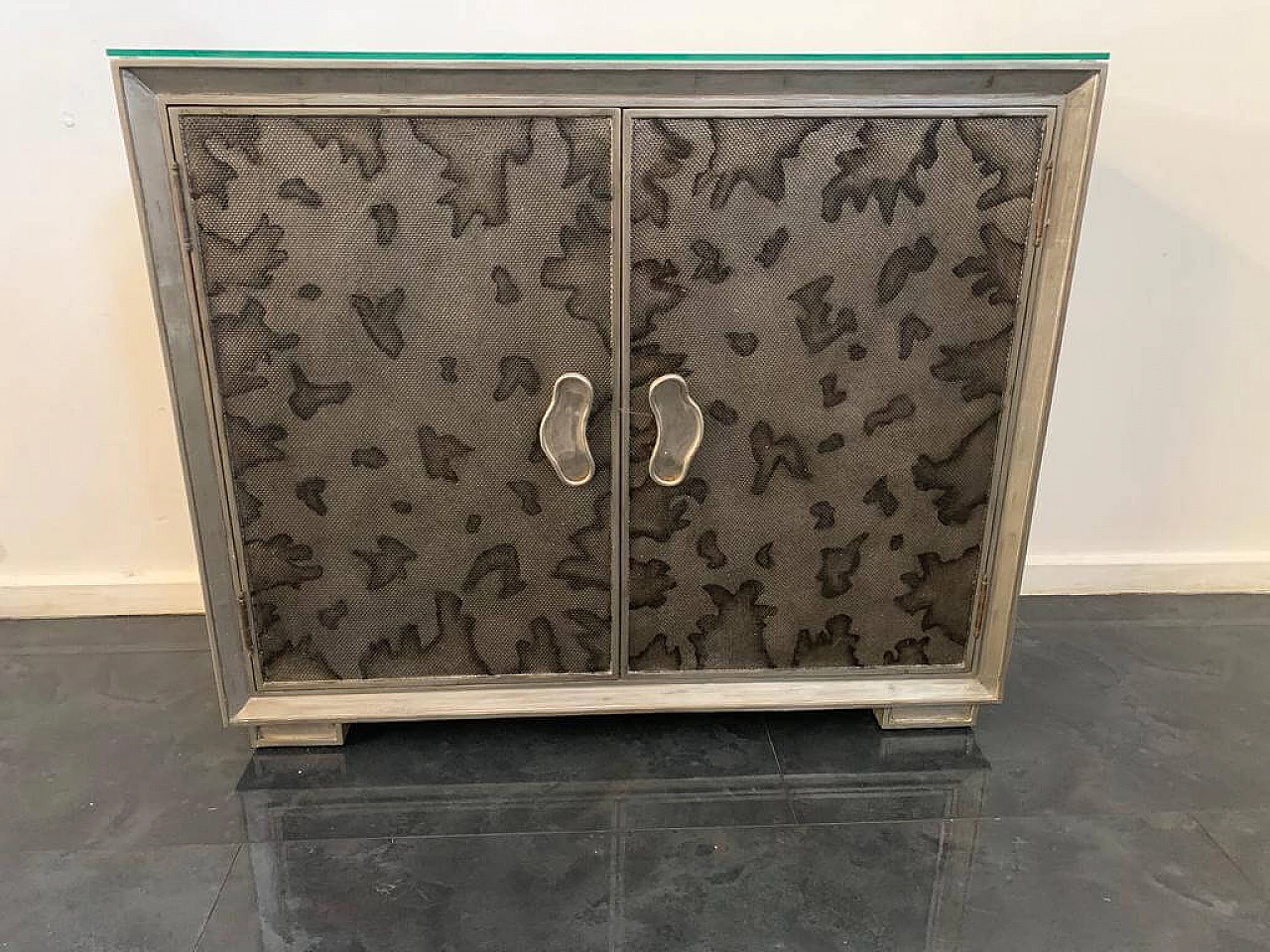 Credenza in legno, foglia metallica e vetro di Lam Lee Group, anni '80 1