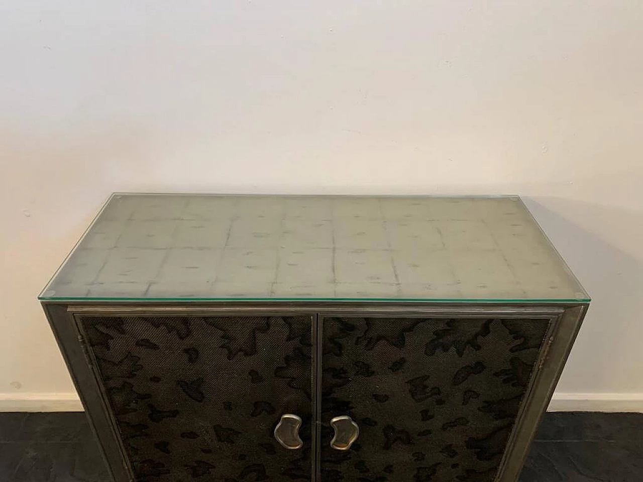 Credenza in legno, foglia metallica e vetro di Lam Lee Group, anni '80 8